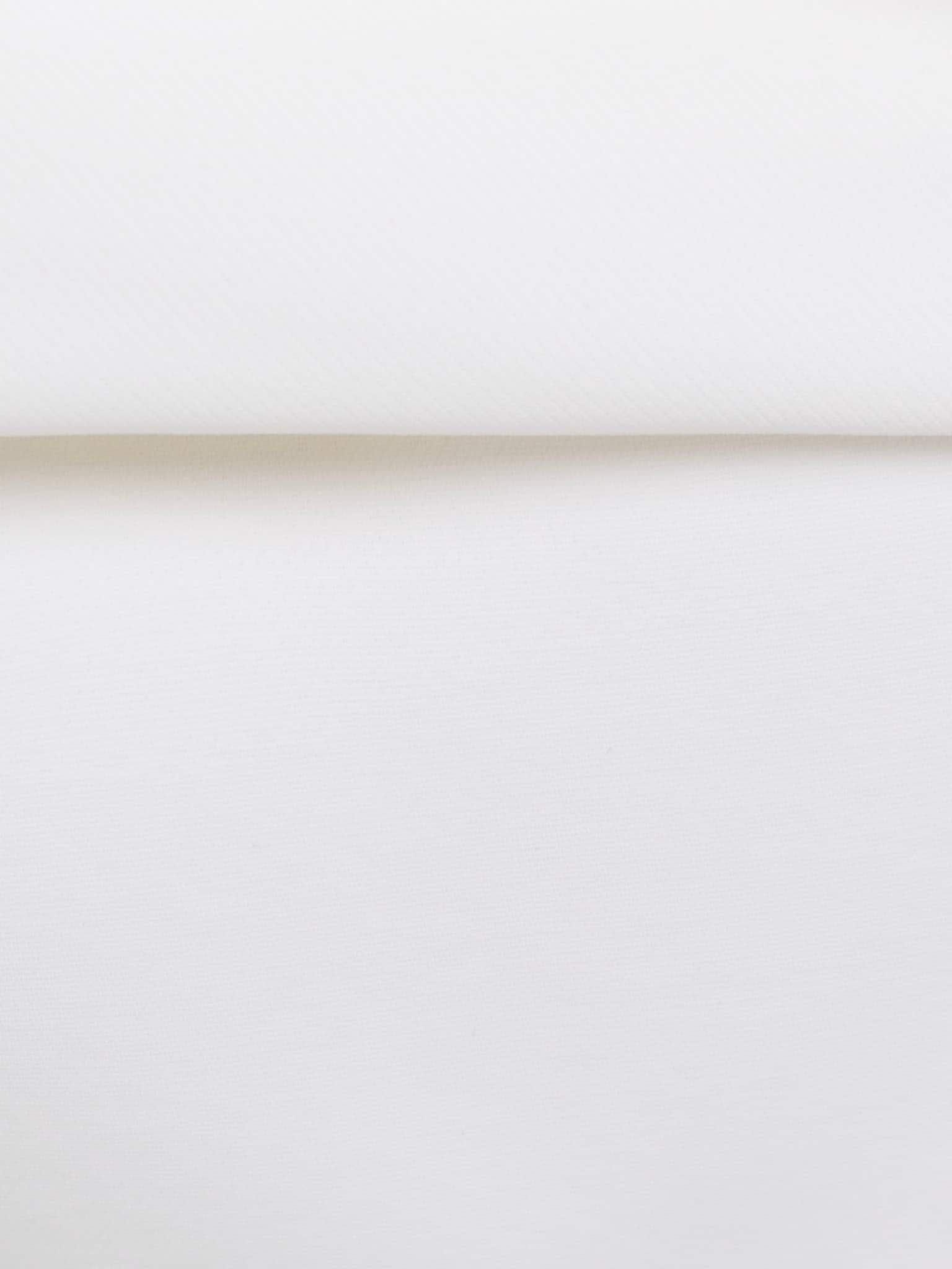 Midi dress with open shoulders and slits on the sleeves