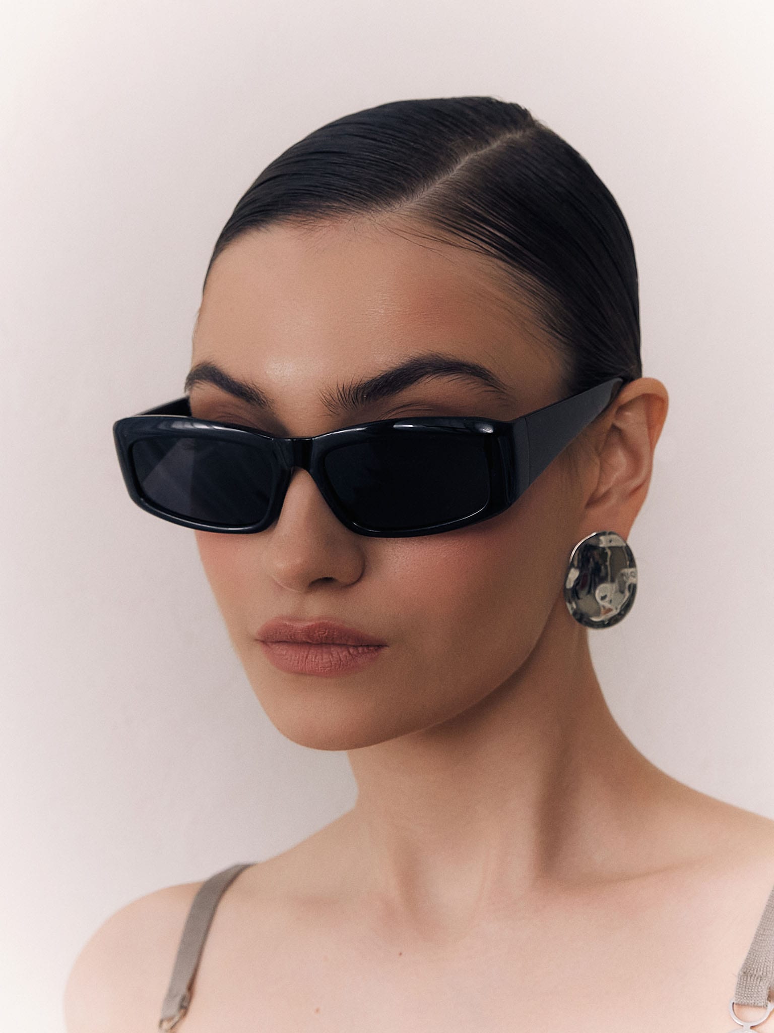 Sunglasses with wide plastic frames :: LICHI Online fashion store