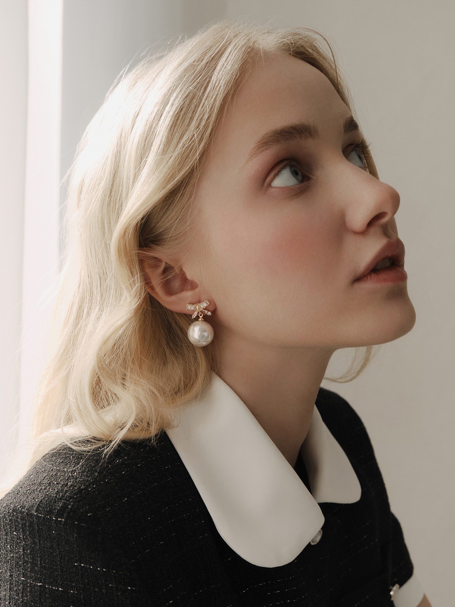 Серьги-пусеты со стразами и крупным жемчугом