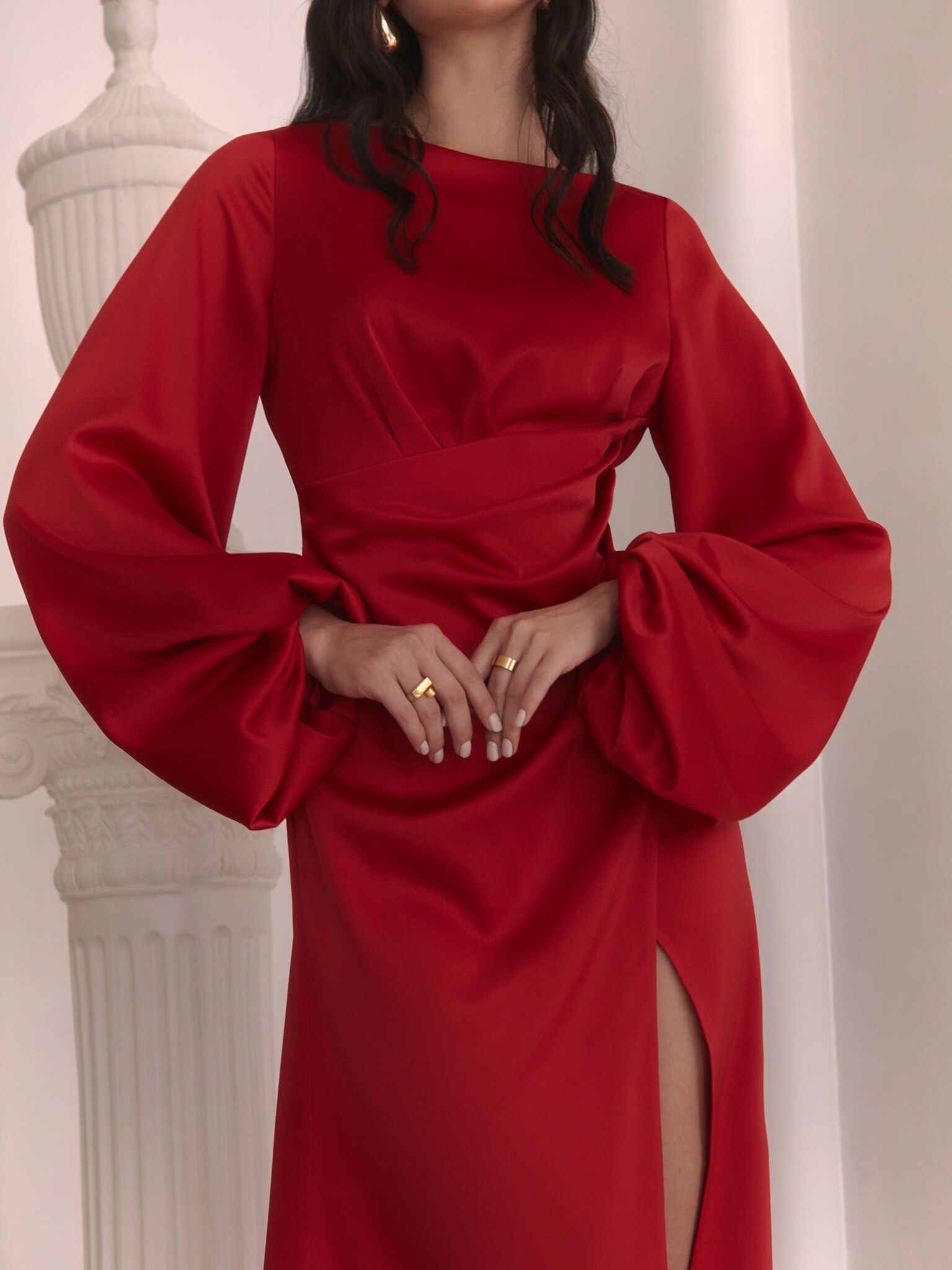 Атласное платье миди с драпировкой спереди