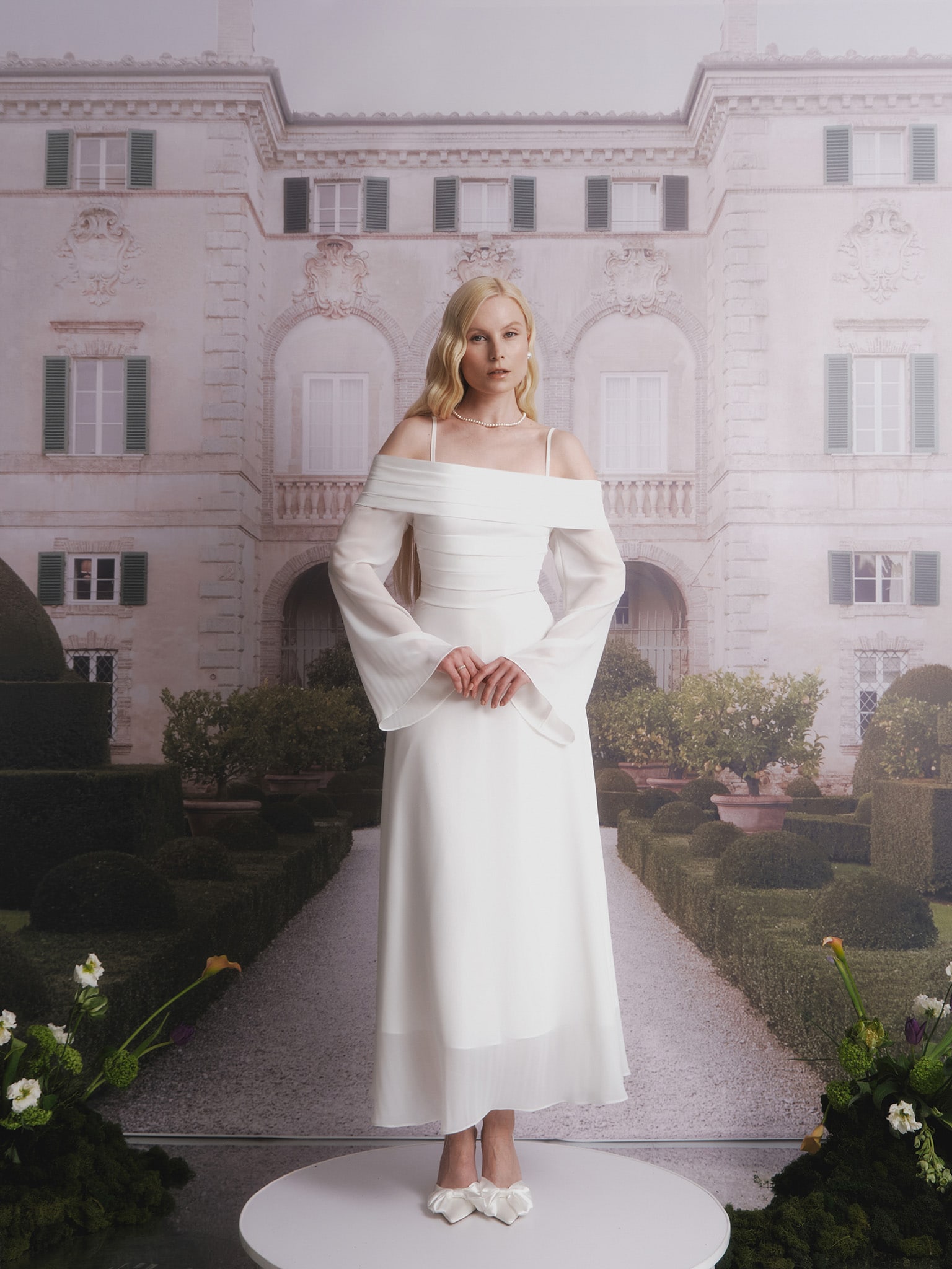 Maxi dress with open shoulders and pleats on the bodice