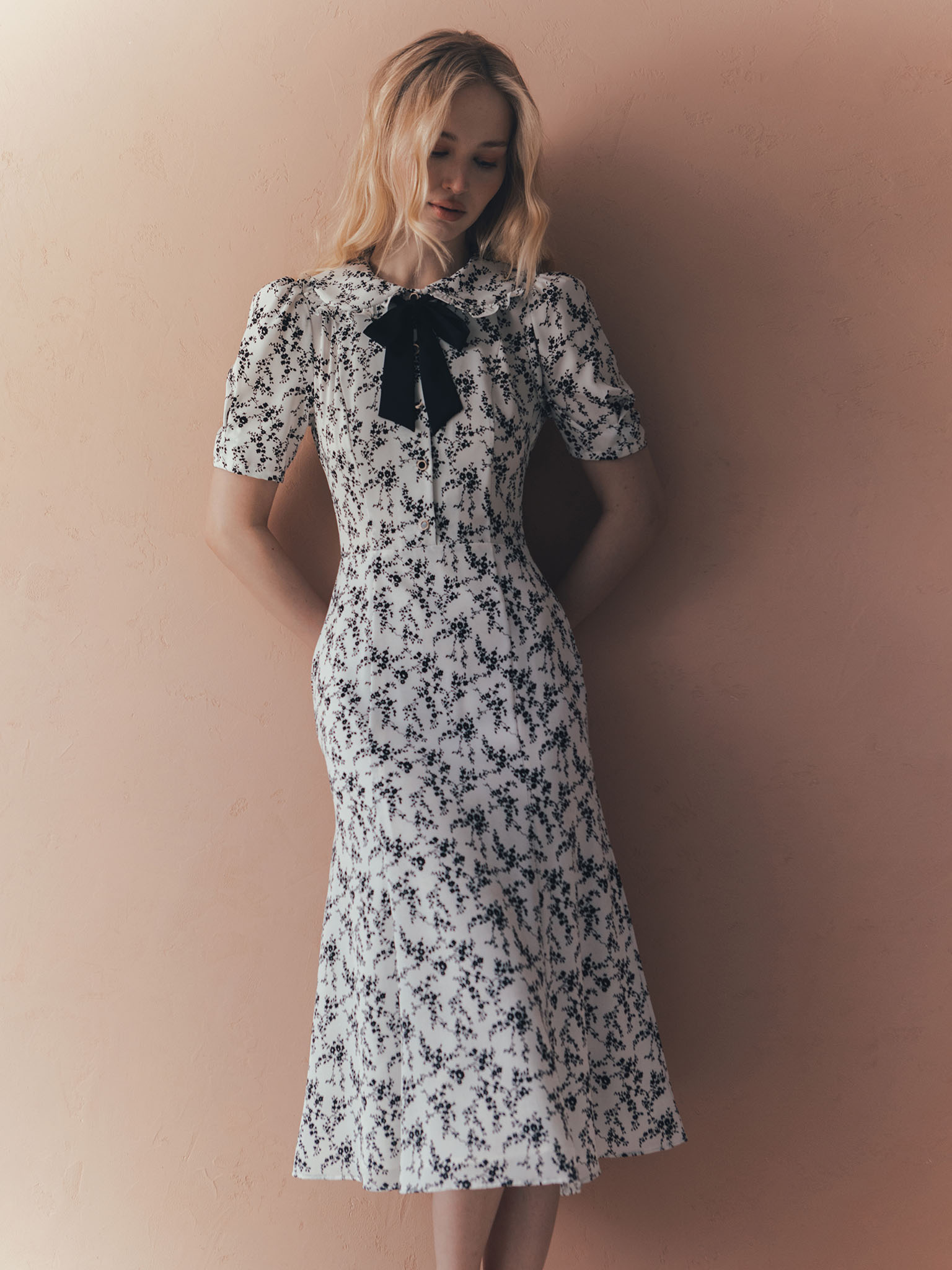 Midi dress with floral pattern and contrasting bow :: LICHI