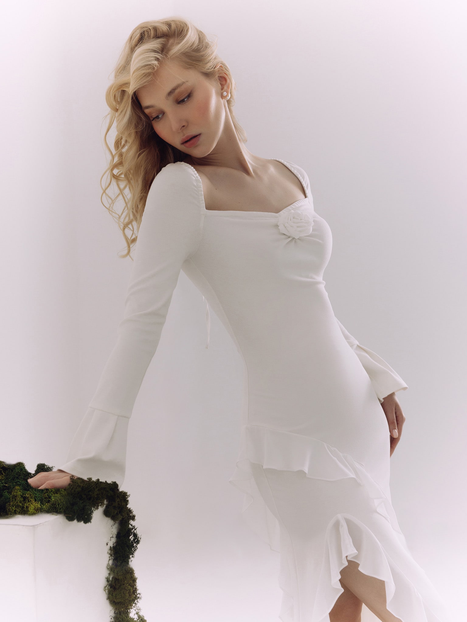 Sukienka midi z falbanami na mankietach i spódnicy