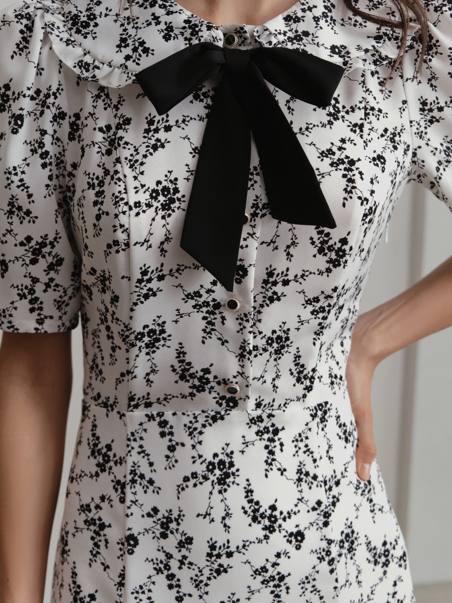 Mini dress with floral pattern and contrasting bow