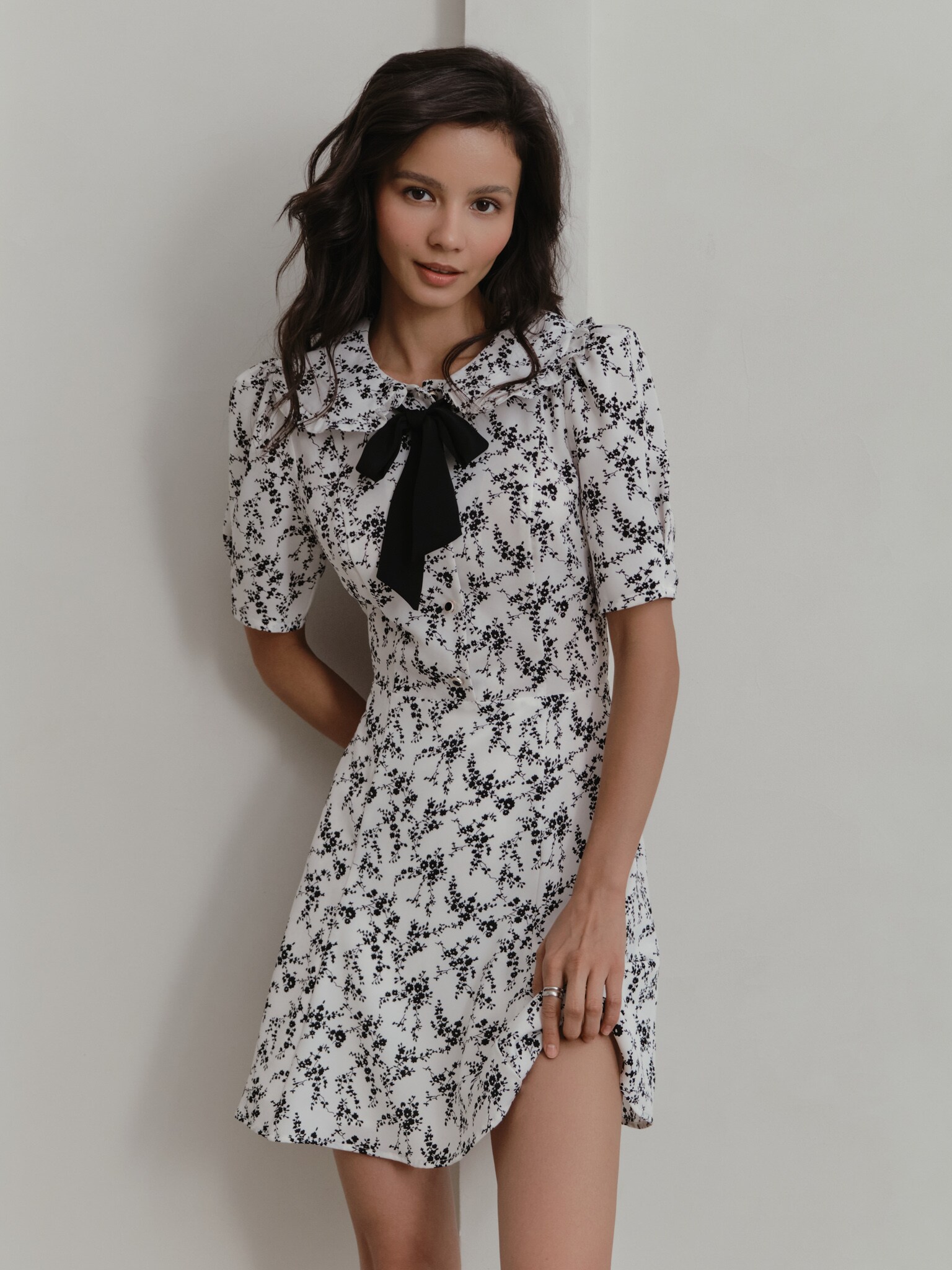 Mini dress with floral pattern and contrasting bow