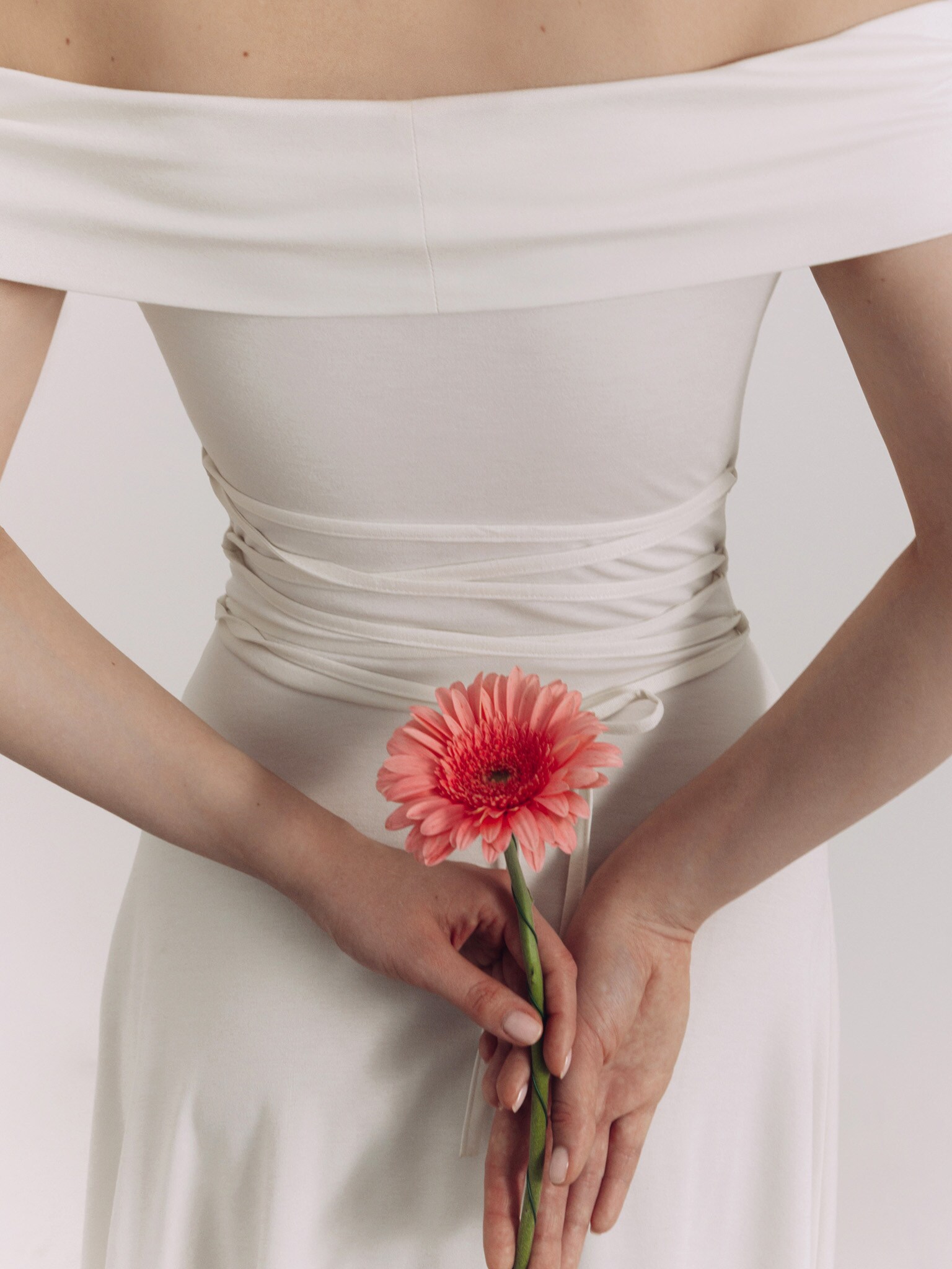 Приталенное платье миди с открытыми плечами