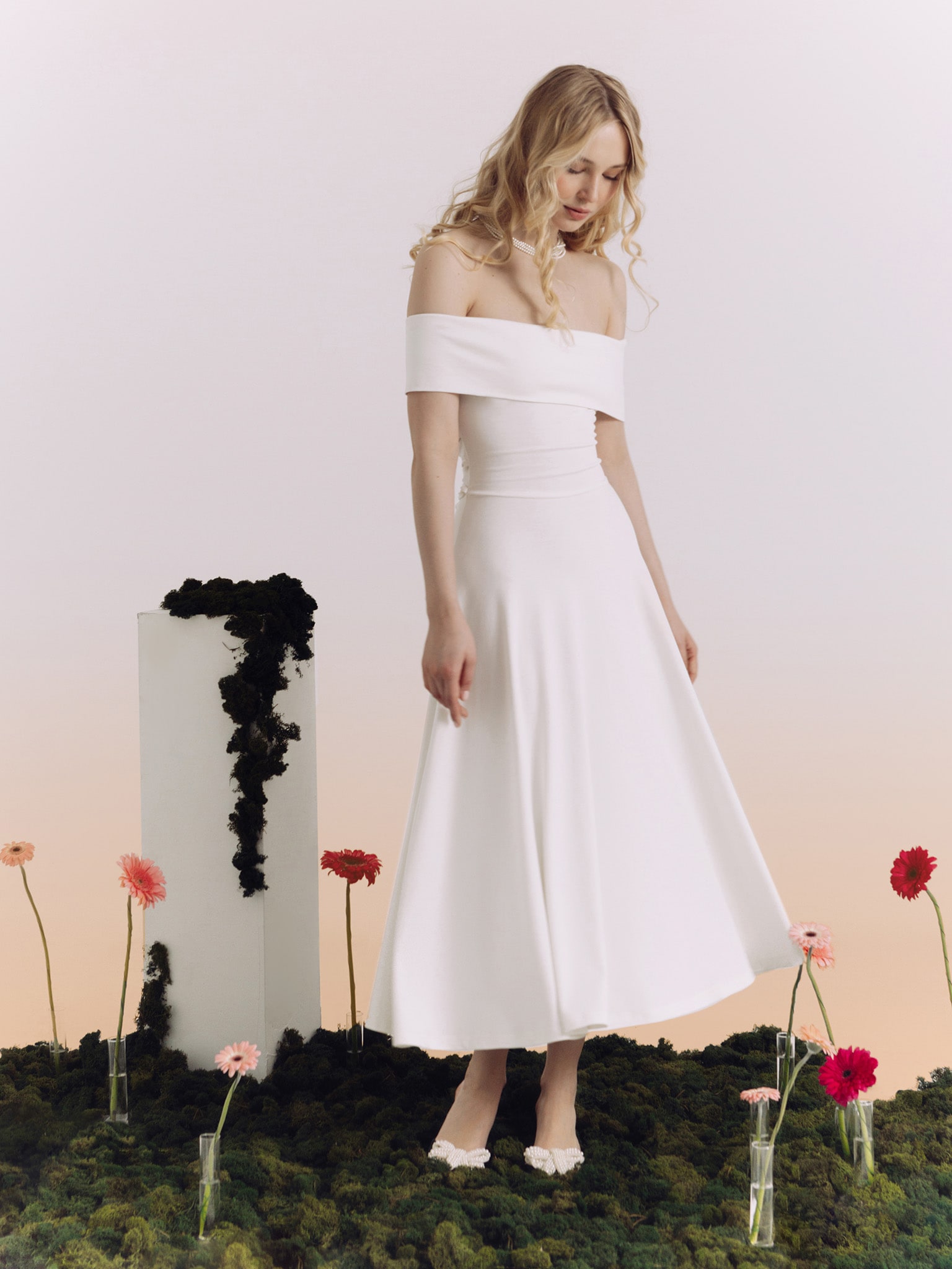 Приталенное платье миди с открытыми плечами