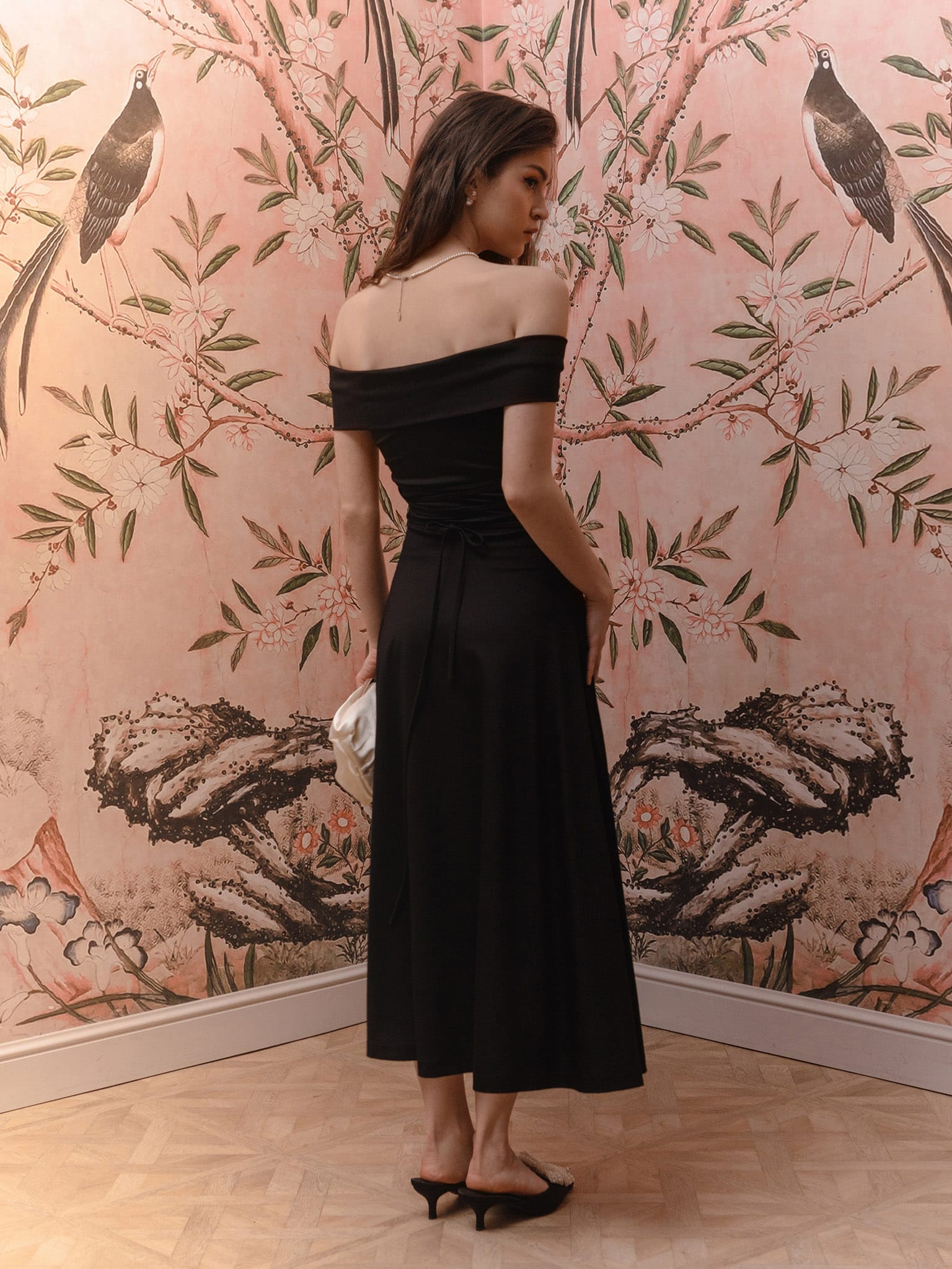 Приталенное платье миди с открытыми плечами