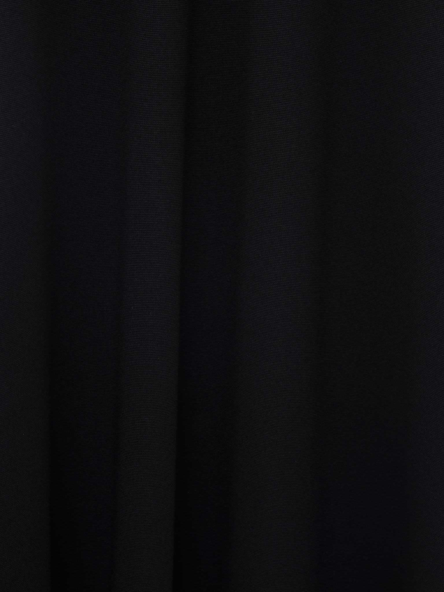 Приталенное платье миди с открытыми плечами