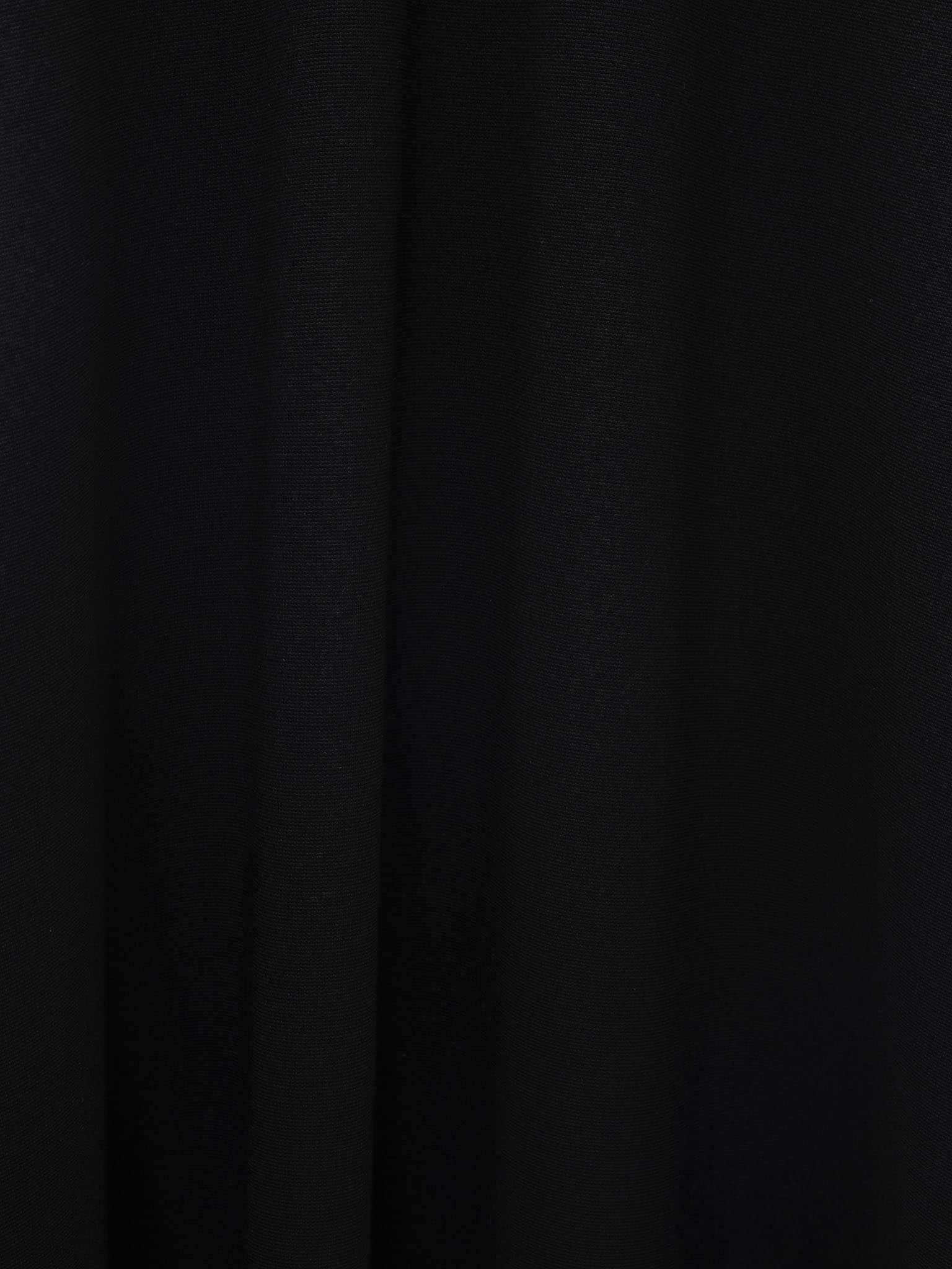 Приталенное платье миди с открытыми плечами