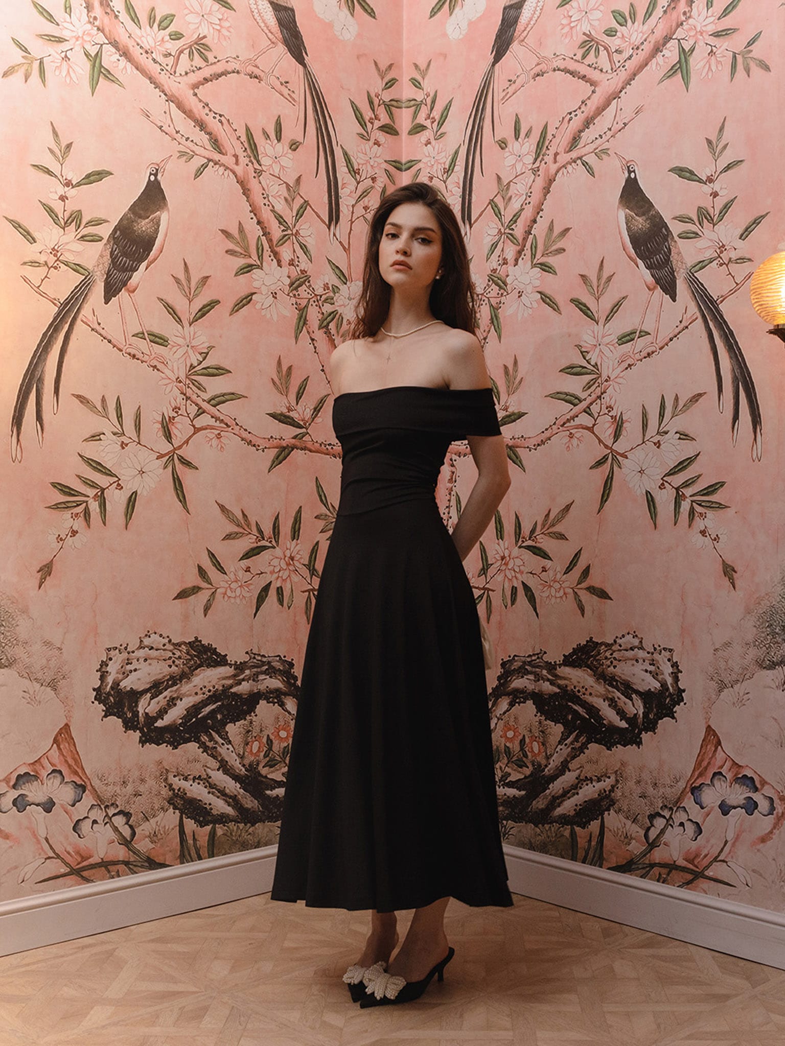 Приталенное платье миди с открытыми плечами