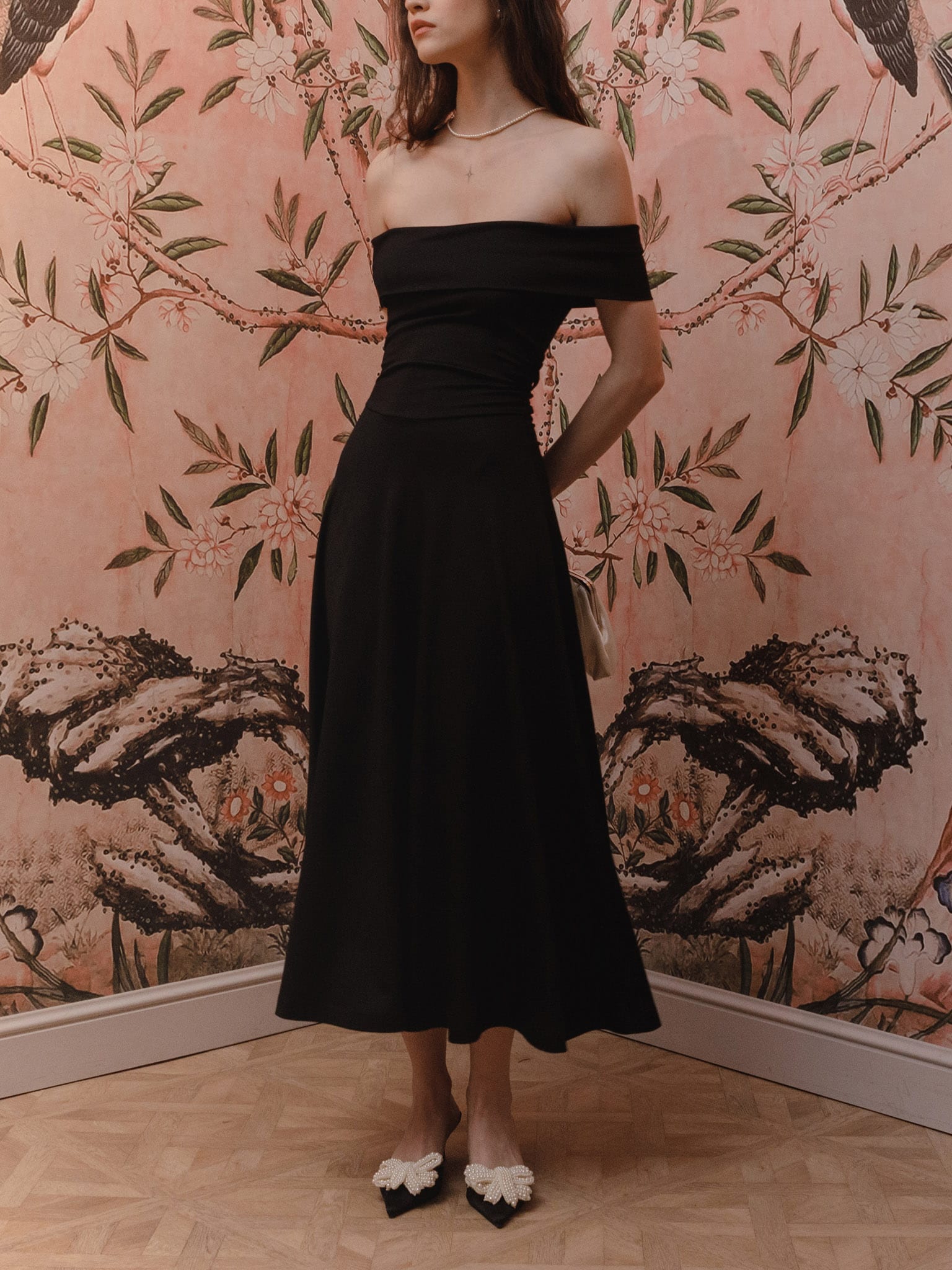 Приталенное платье миди с открытыми плечами