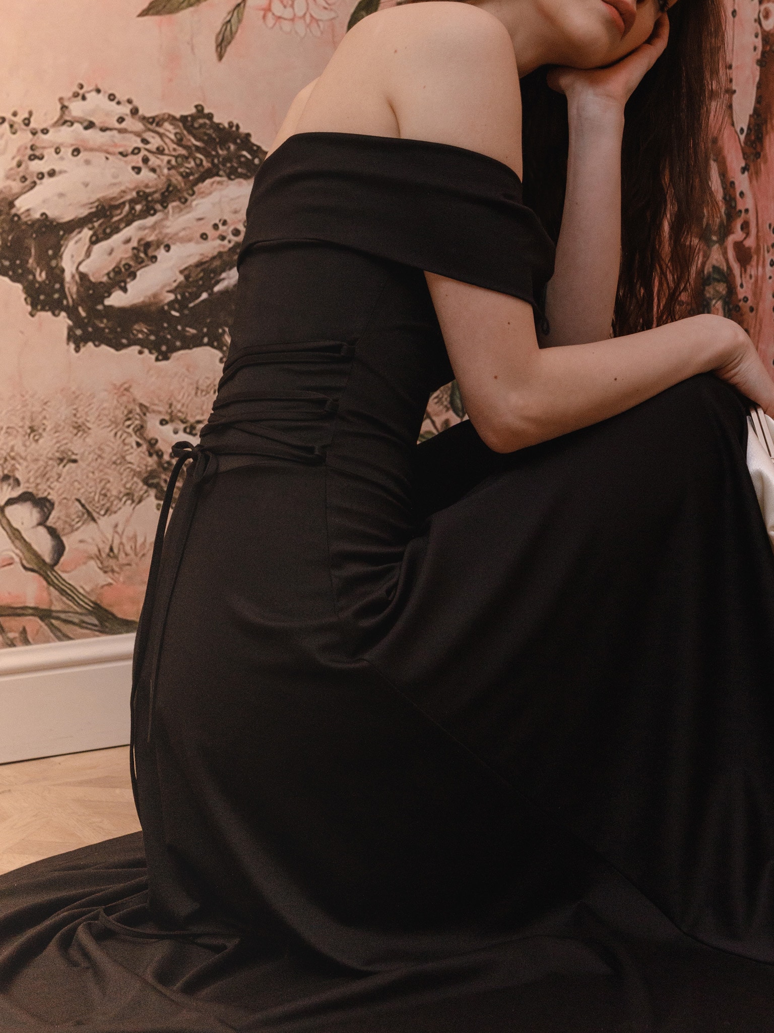 Приталенное платье миди с открытыми плечами