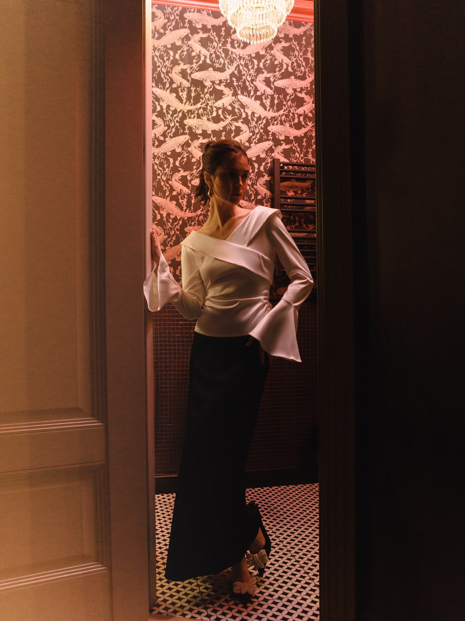 Fitted blouse with criss-cross collar details