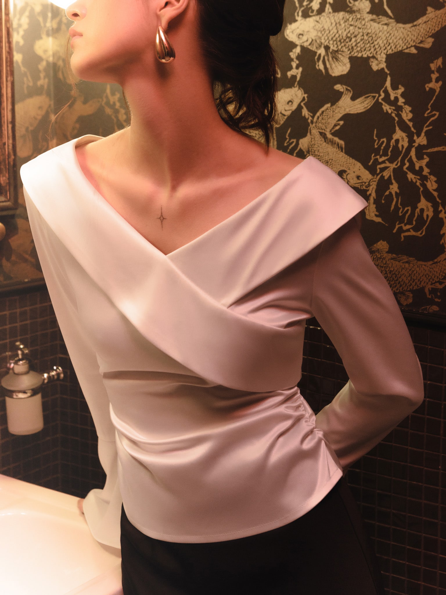 Fitted blouse with criss-cross collar details