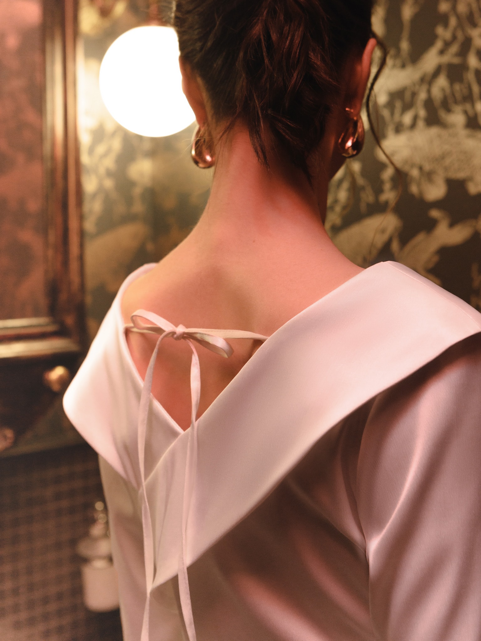 Fitted blouse with criss-cross collar details