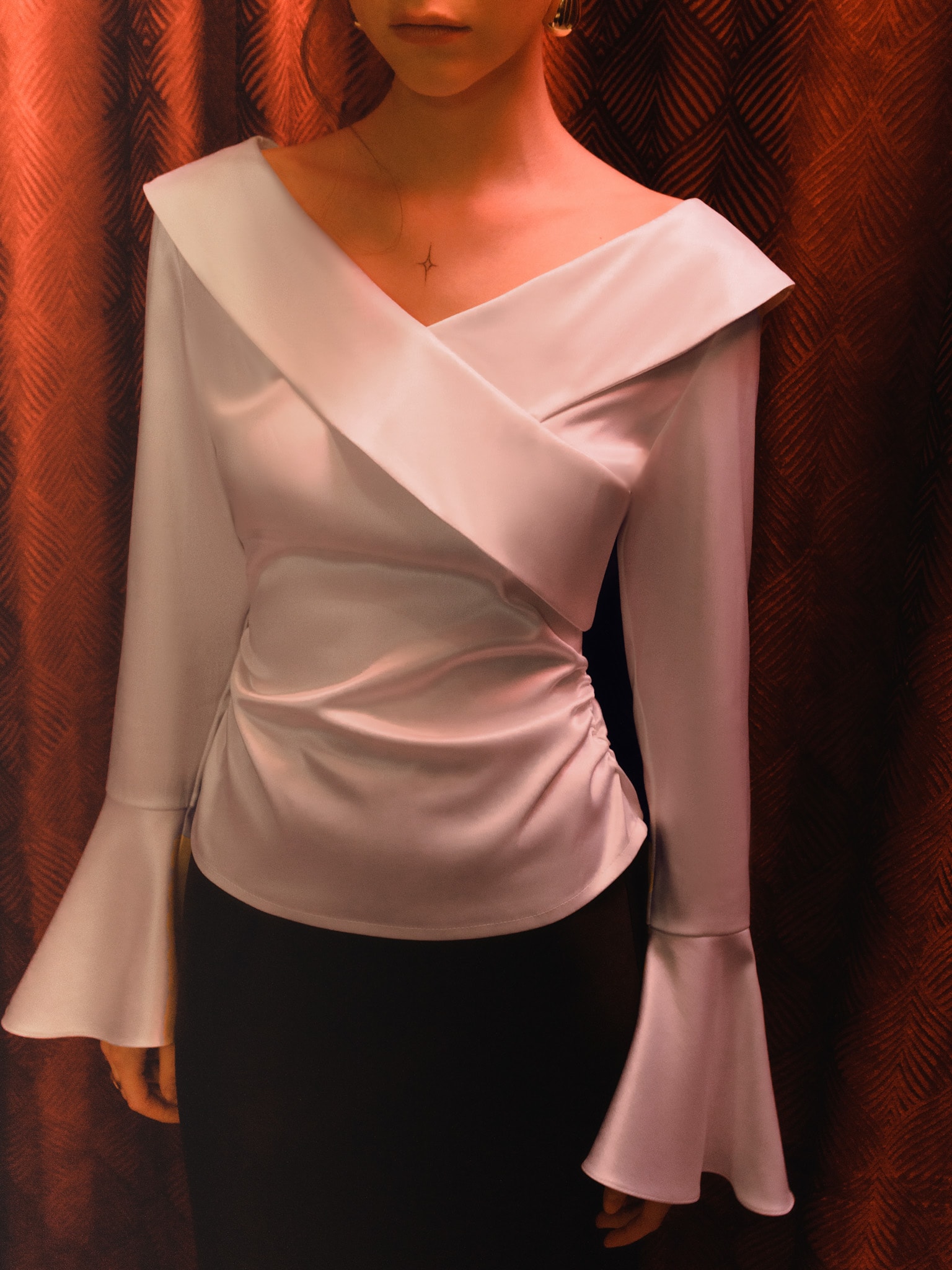 Fitted blouse with criss-cross collar details