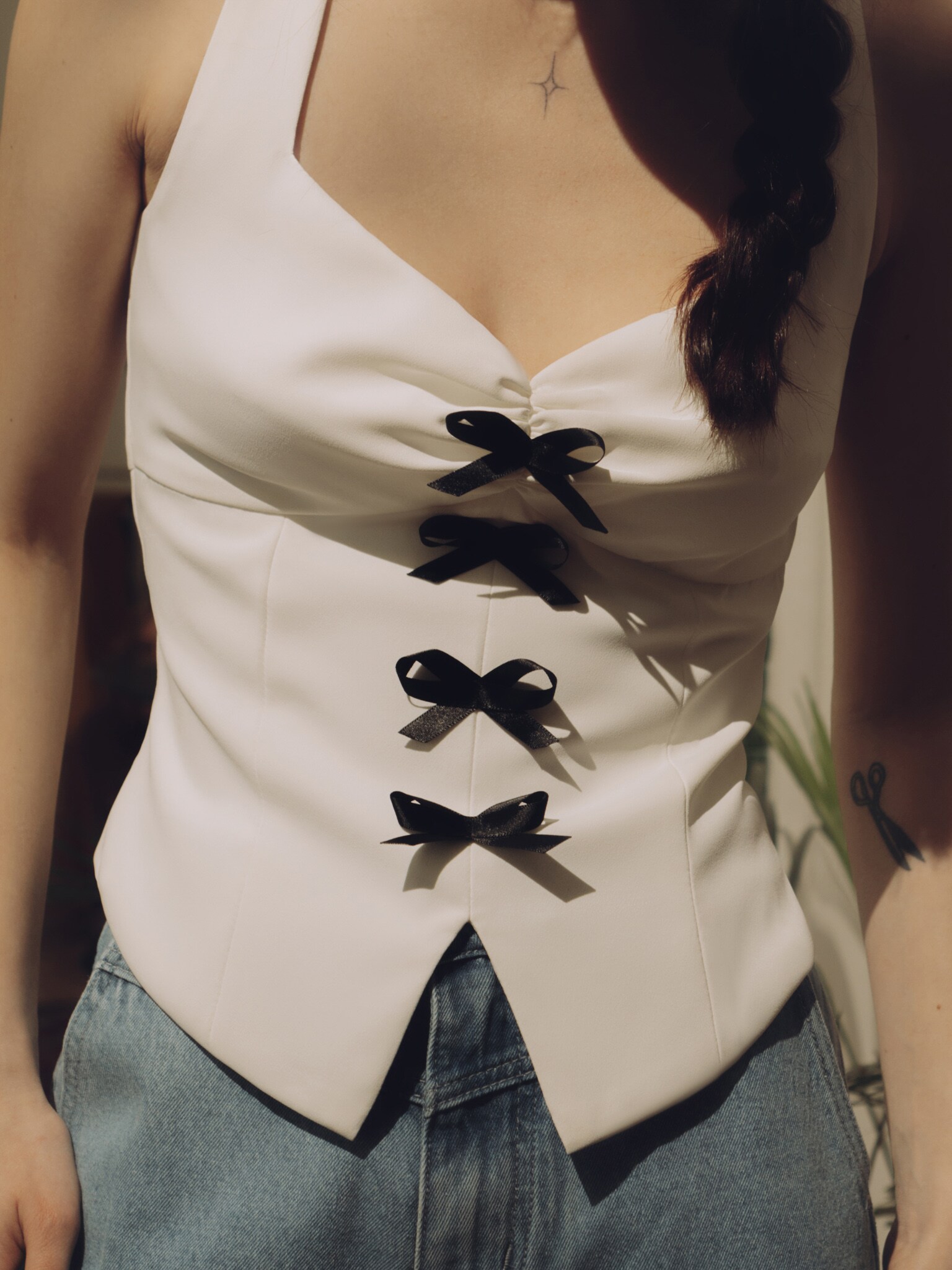 Sleeveless top with contrasting bows