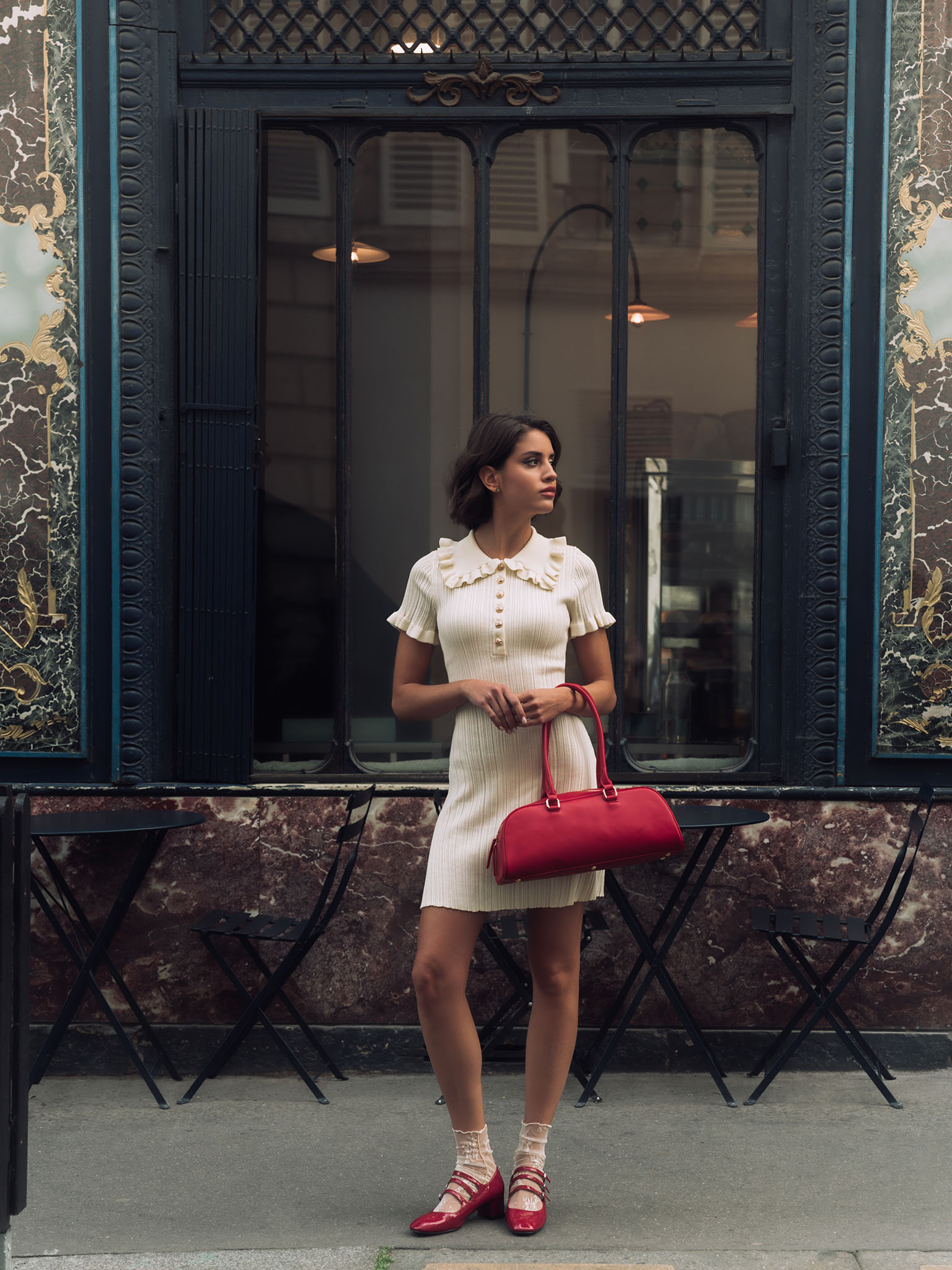 Платье мини из вязаного трикотажа с объемным воротником