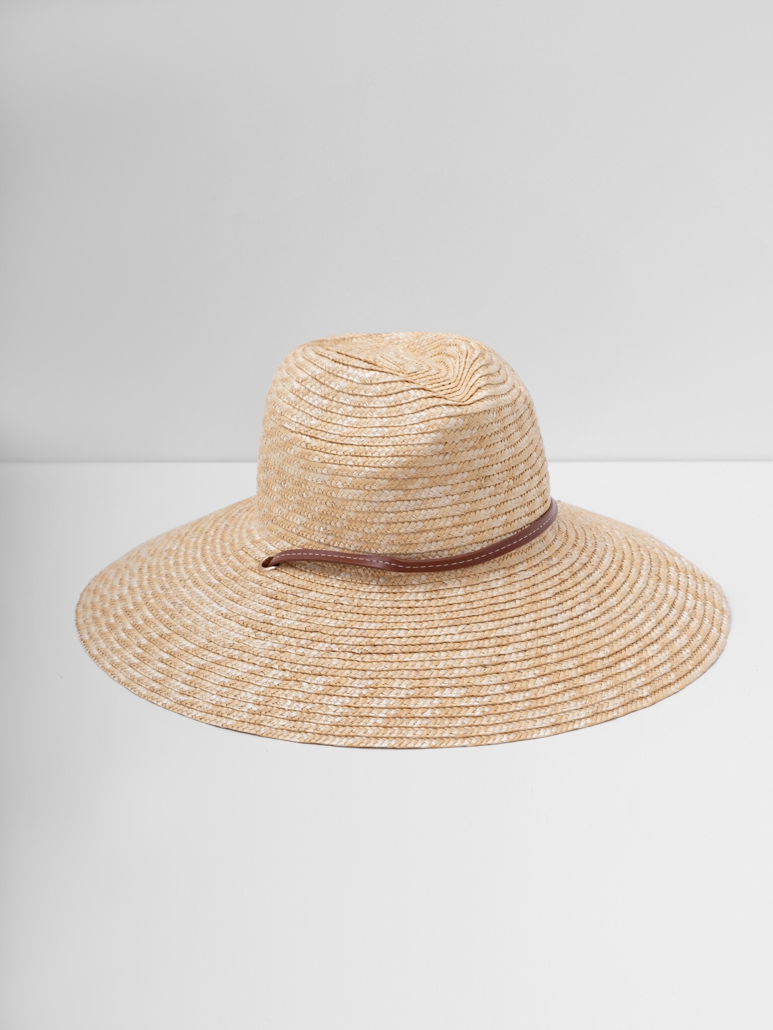 Straw hat with ribbon ties