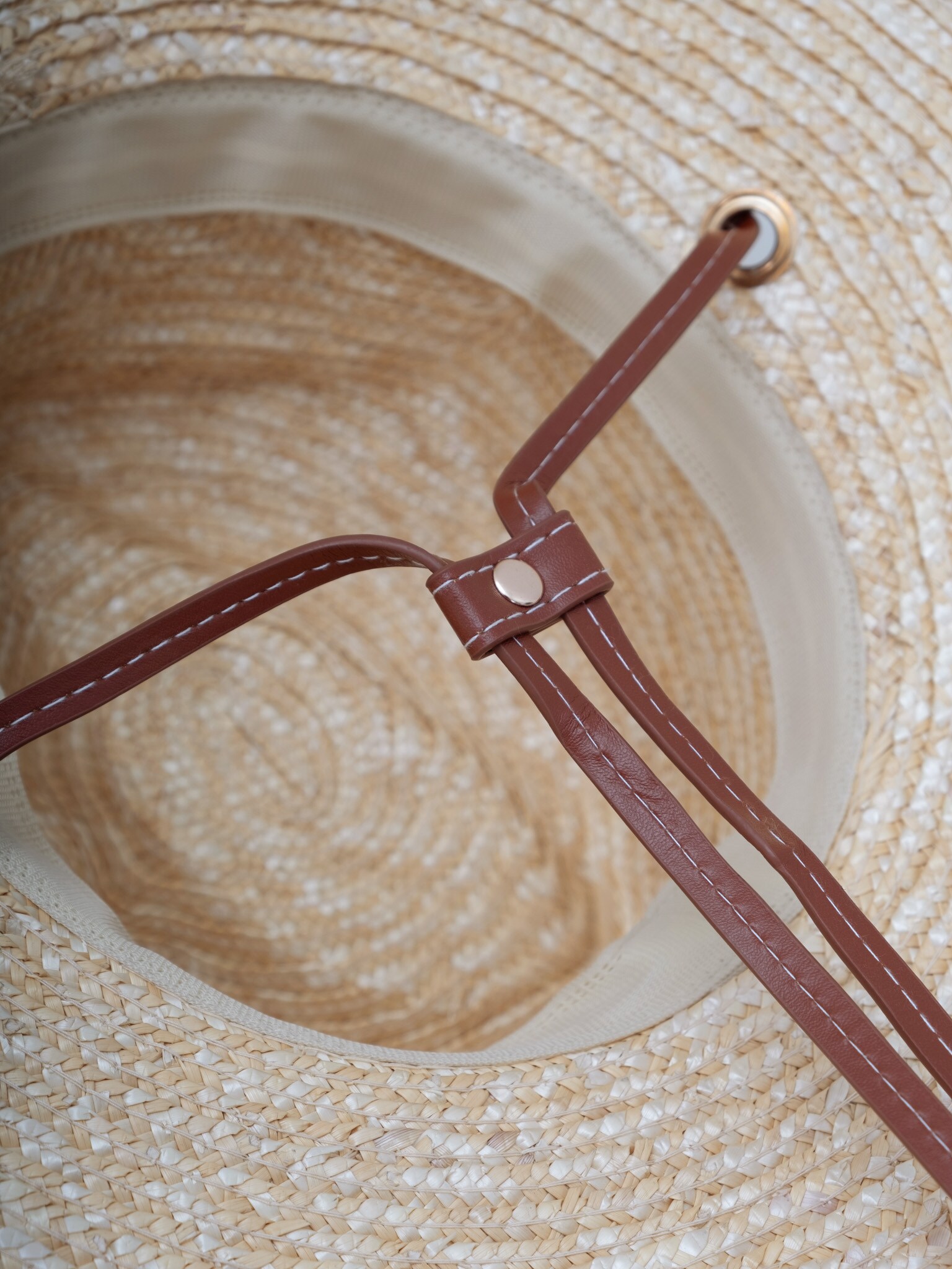 Straw hat with ribbon ties