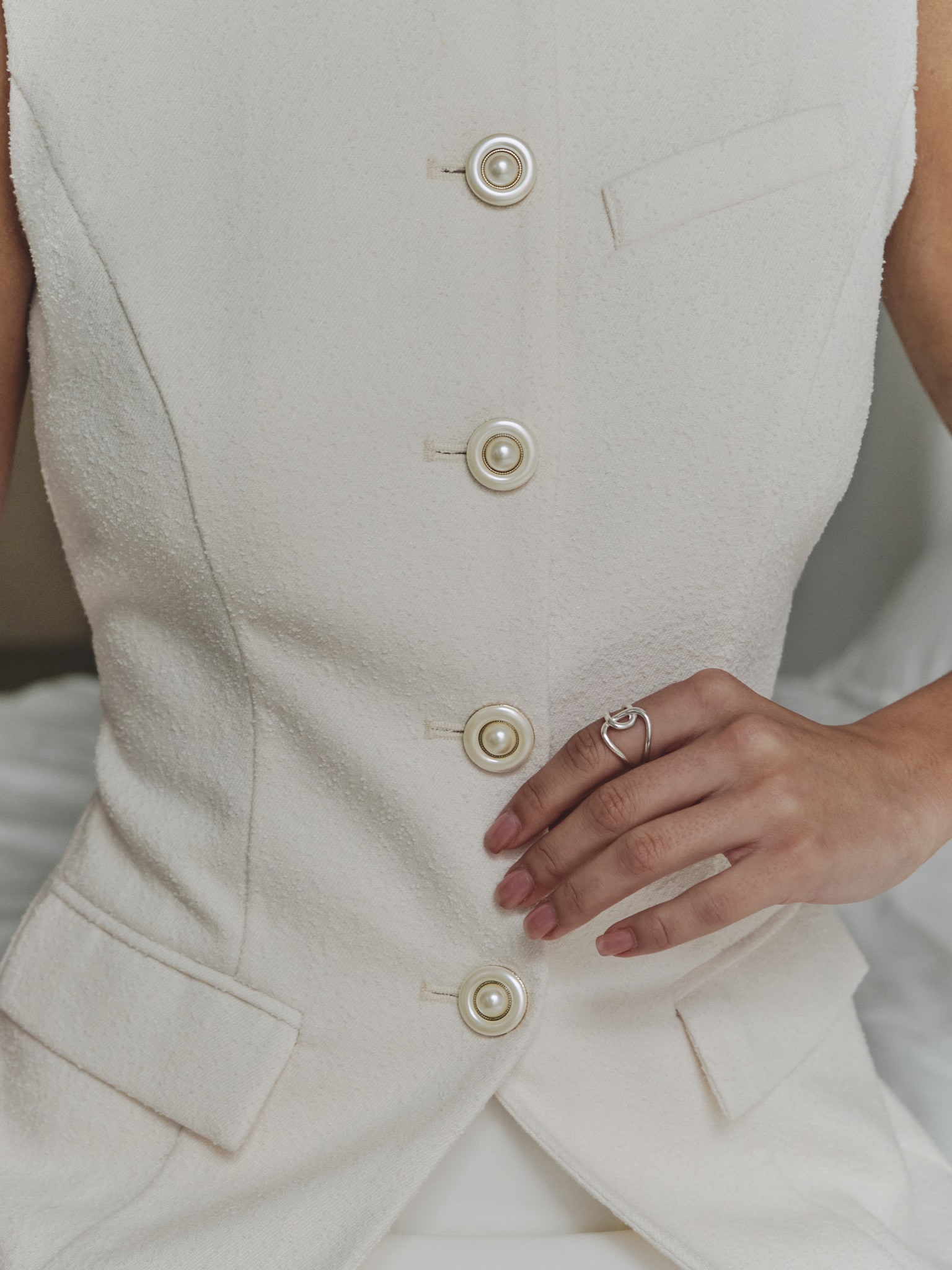 Приталенный жилет с акцентными пуговицами