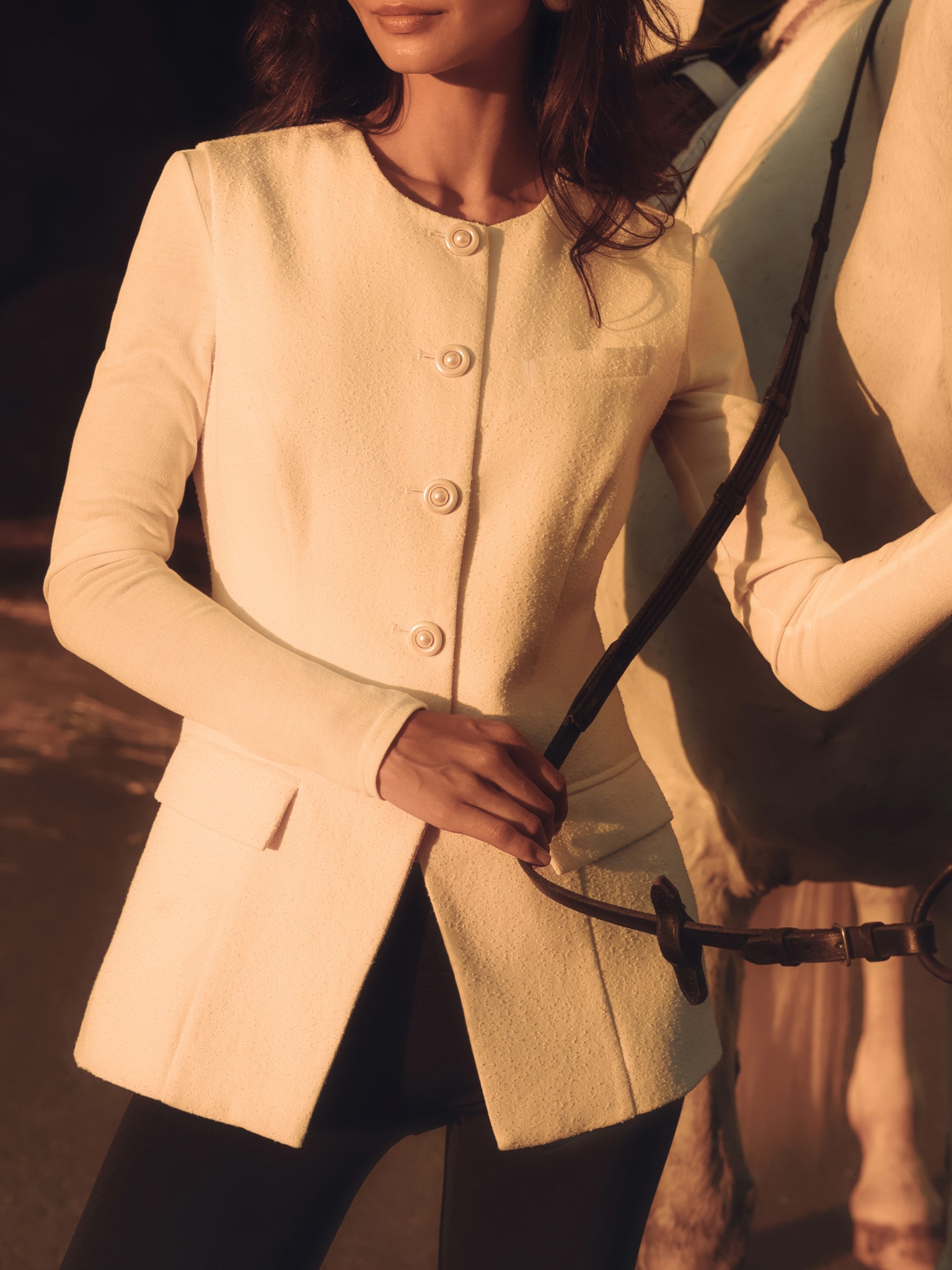 Приталенный жилет с акцентными пуговицами