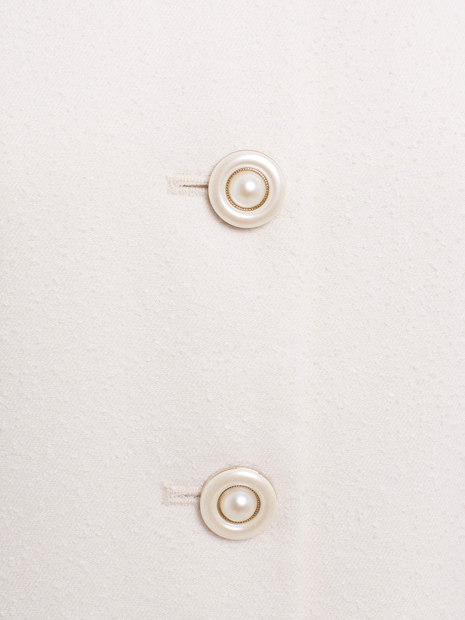 Приталенный жилет с акцентными пуговицами