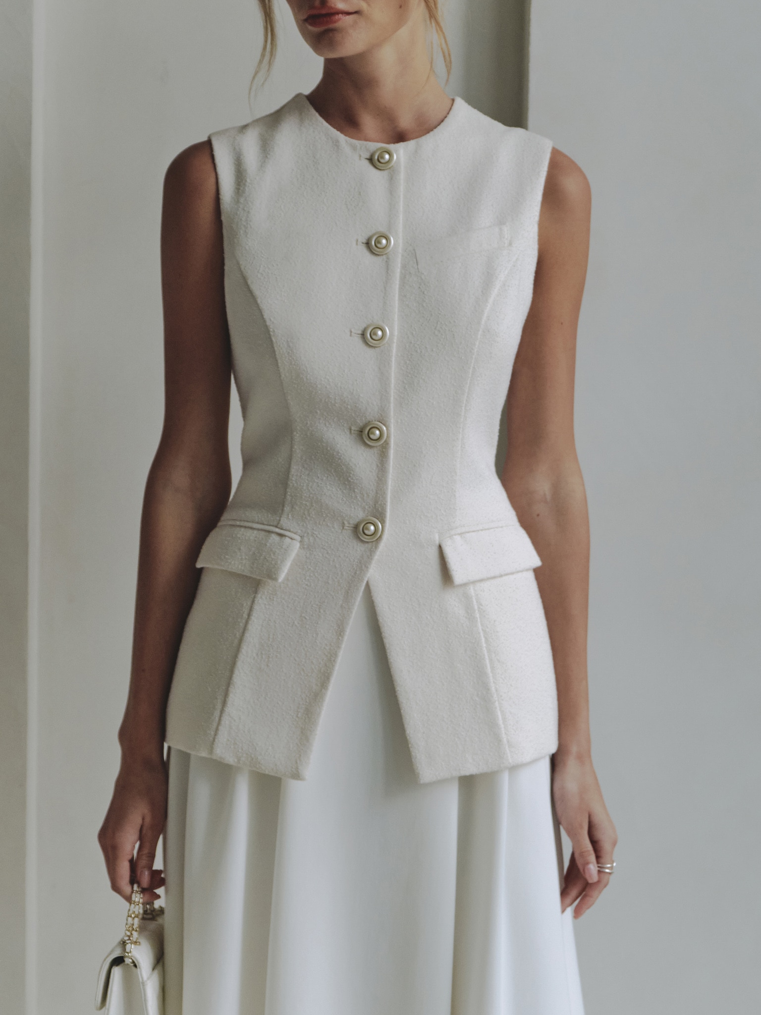 Приталенный жилет с акцентными пуговицами