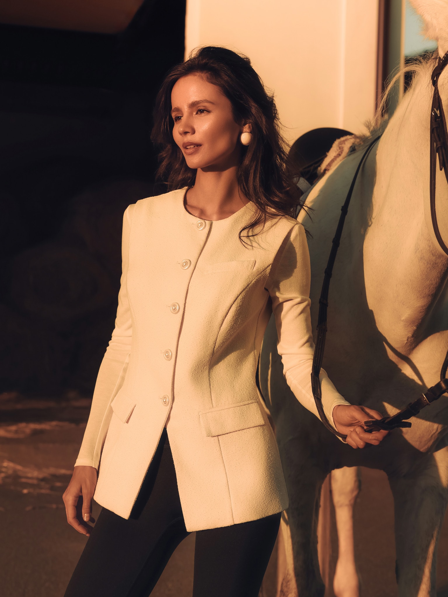 Приталенный жилет с акцентными пуговицами