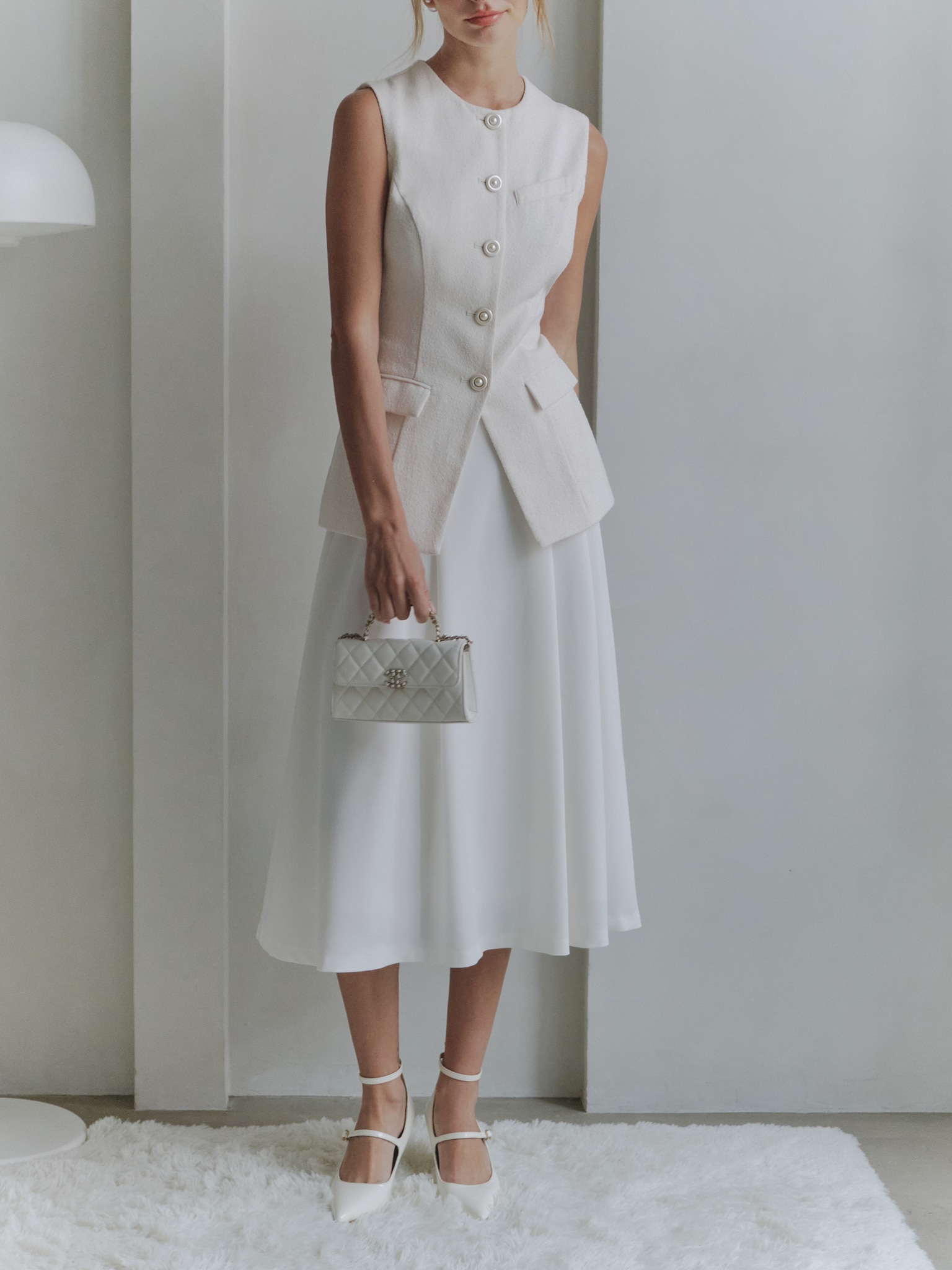 Приталенный жилет с акцентными пуговицами