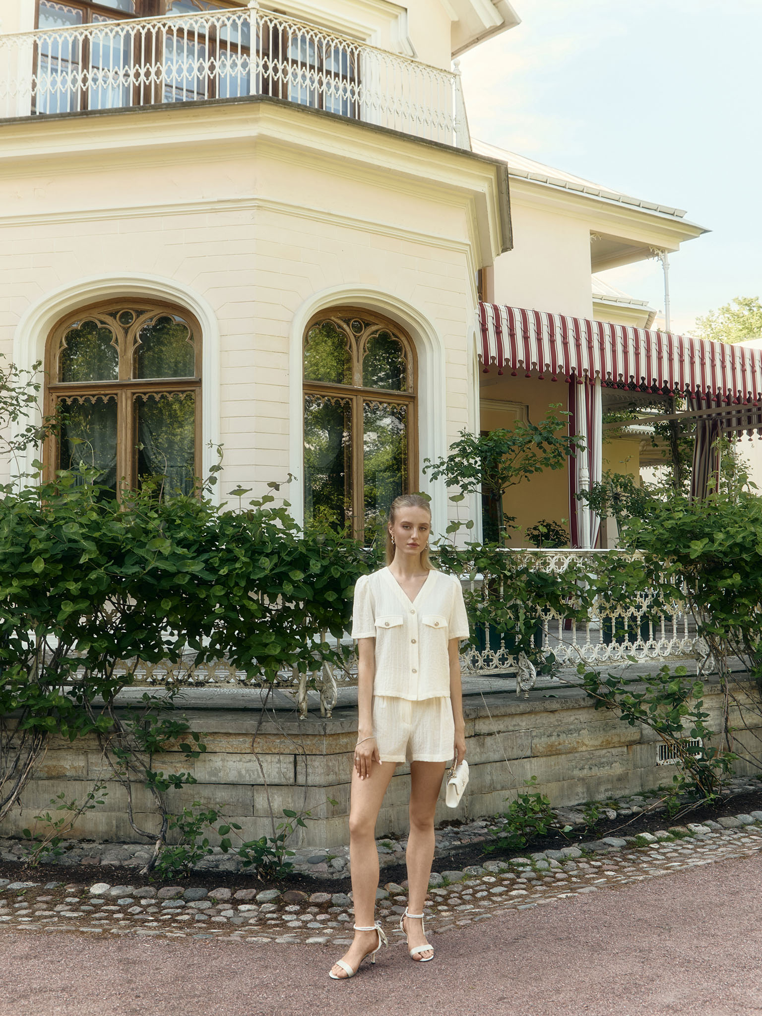 Шорты мини из фактурной ткани с защипами на талии