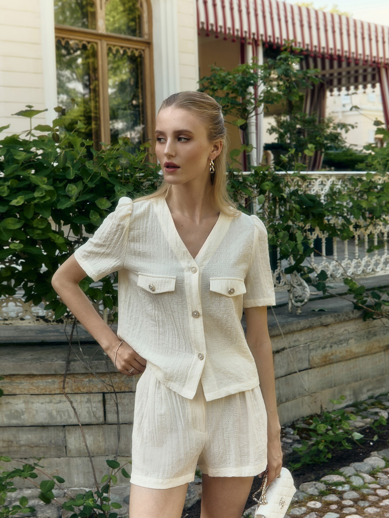 Шорты мини из фактурной ткани с защипами на талии