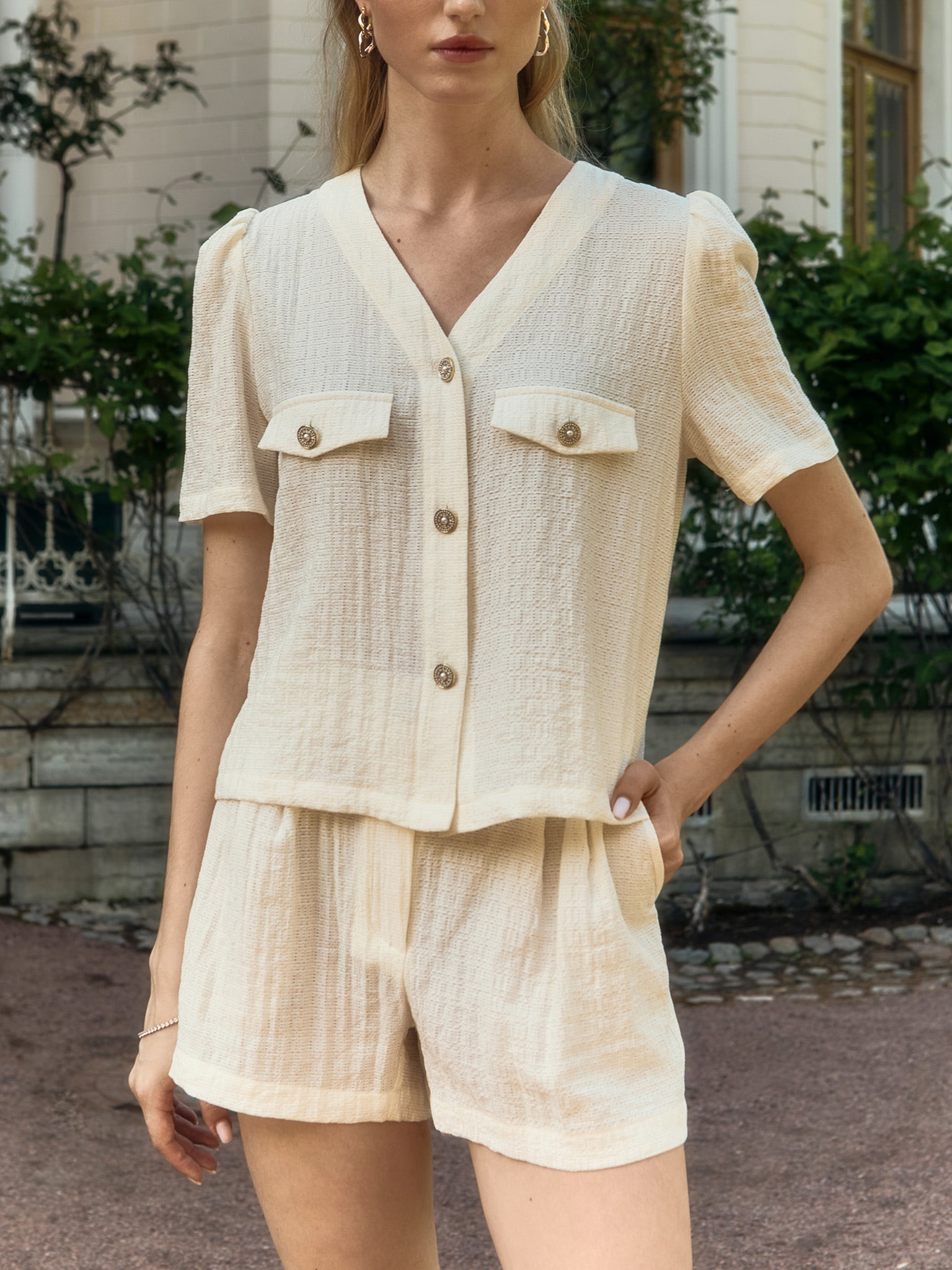 Шорты мини из фактурной ткани с защипами на талии