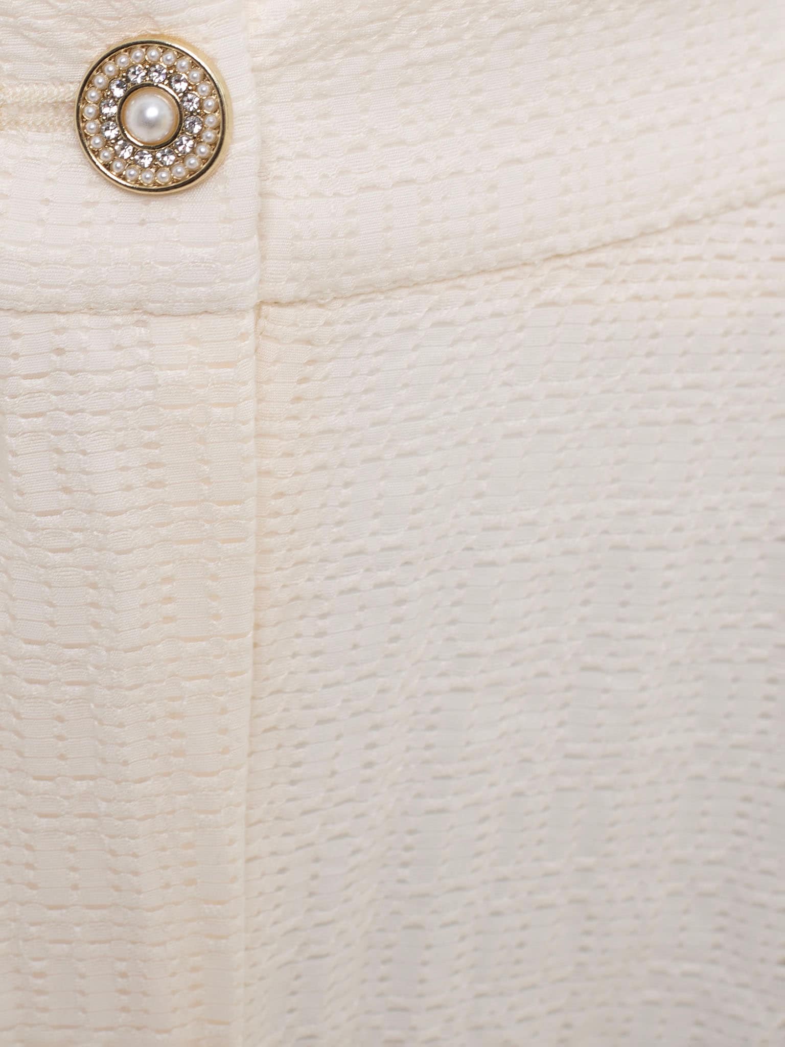 Шорты мини из фактурной ткани с защипами на талии