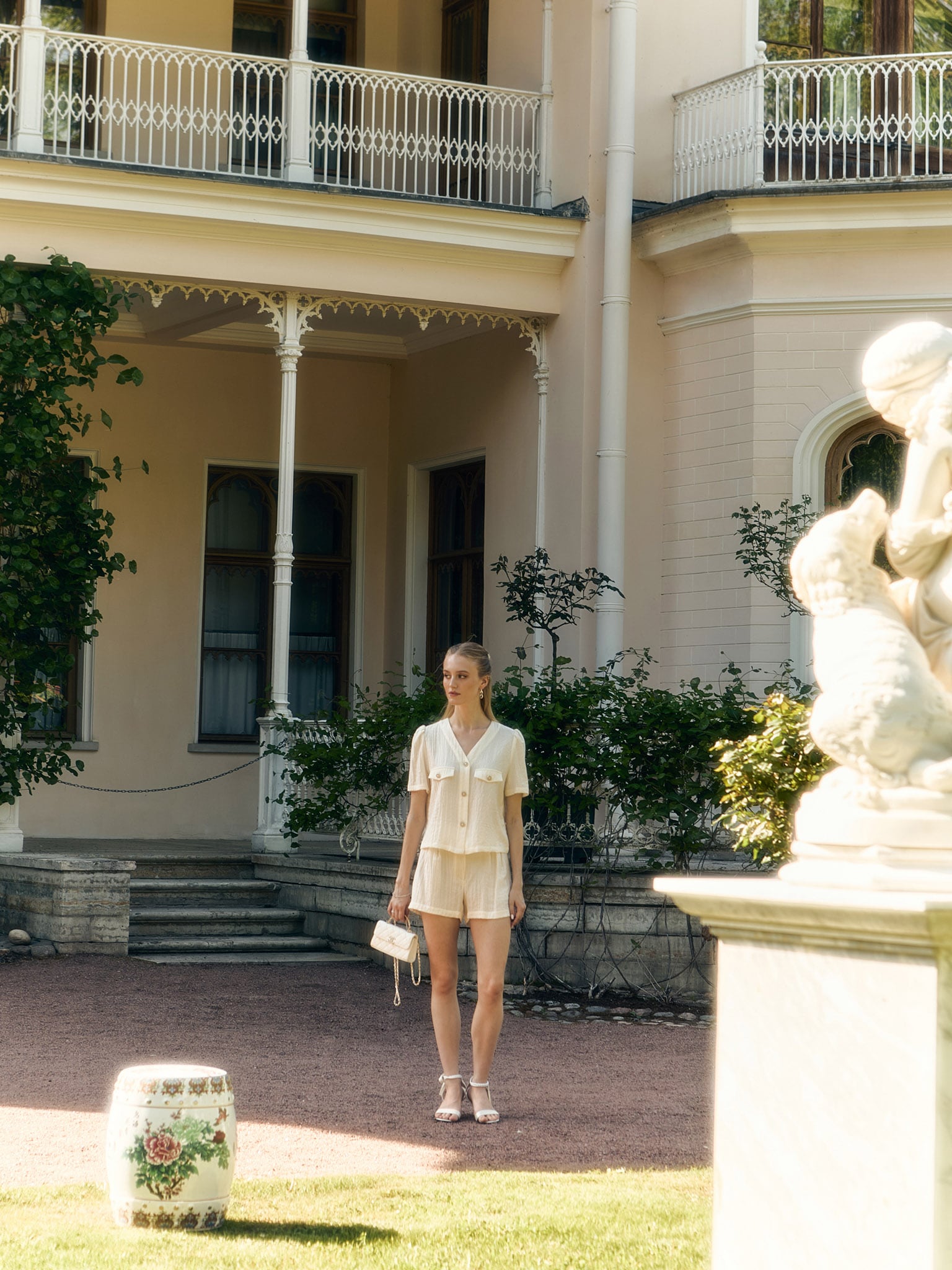 Шорты мини из фактурной ткани с защипами на талии