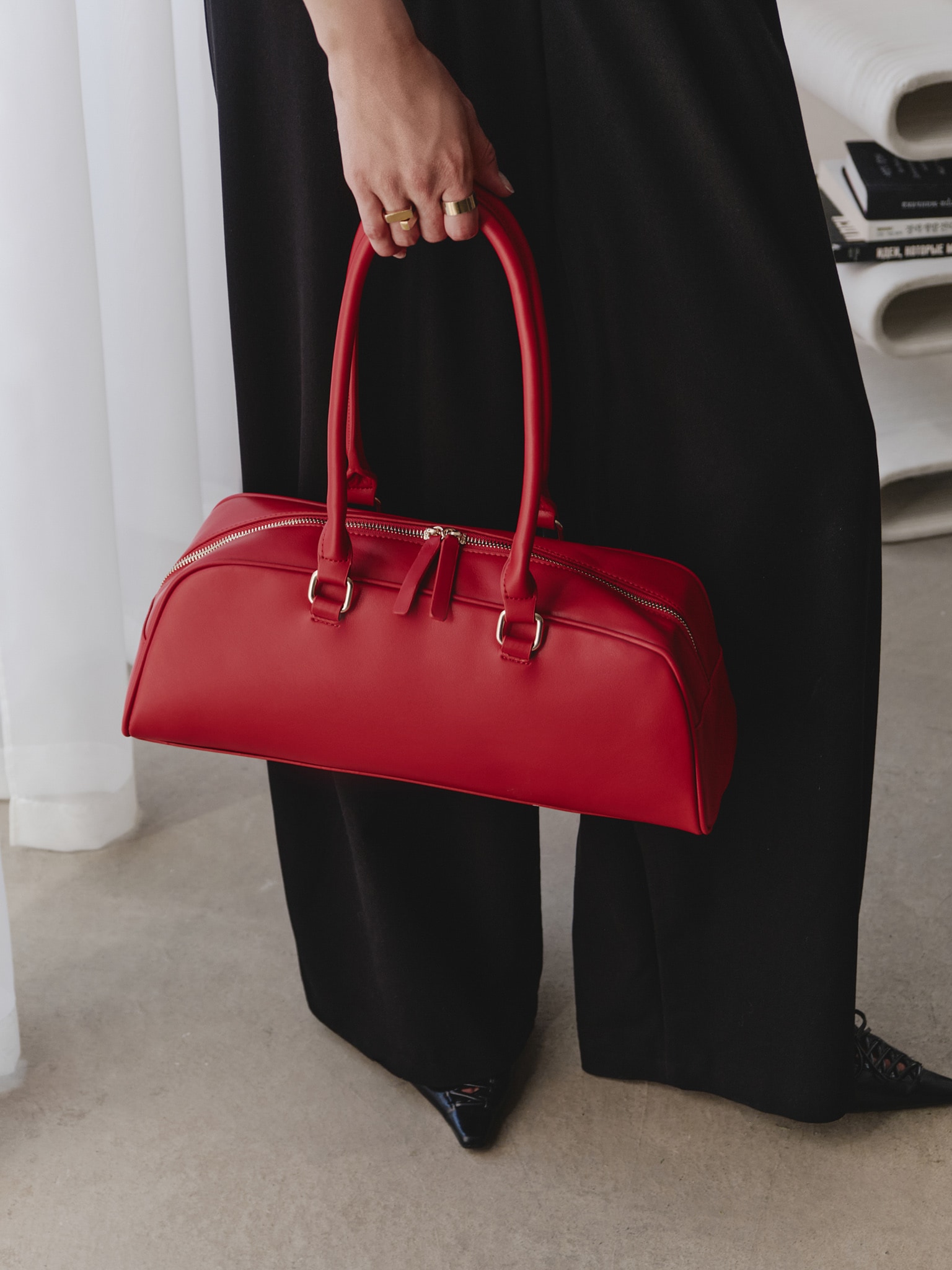 Long baguette bag with thin handles