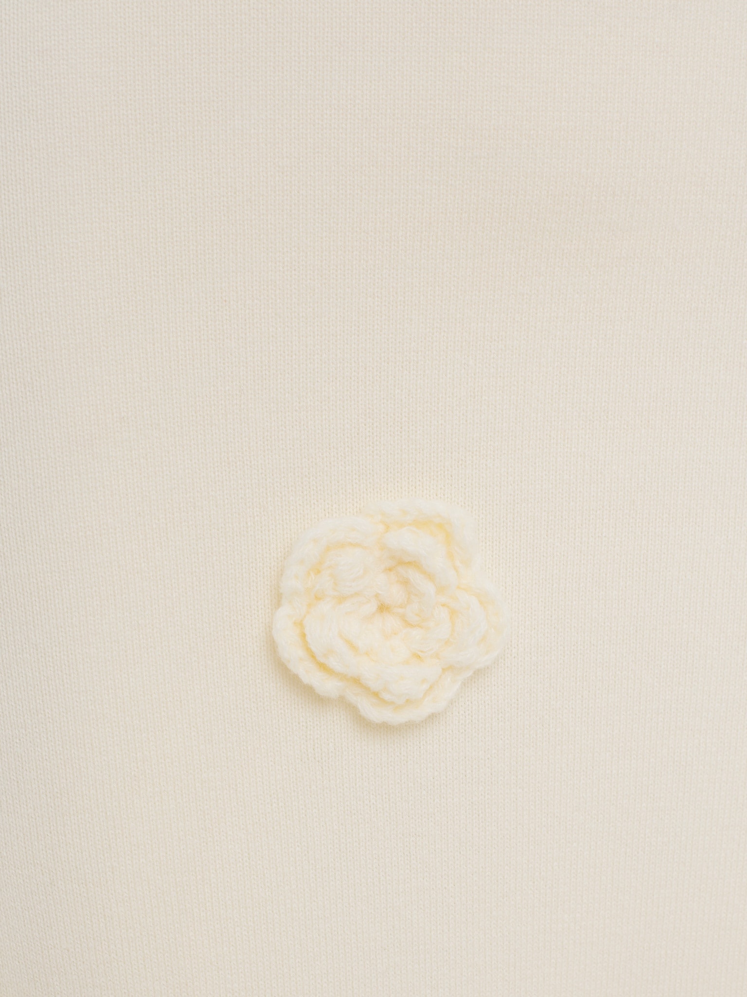 Трикотажное платье макси с вязаными цветами на юбке