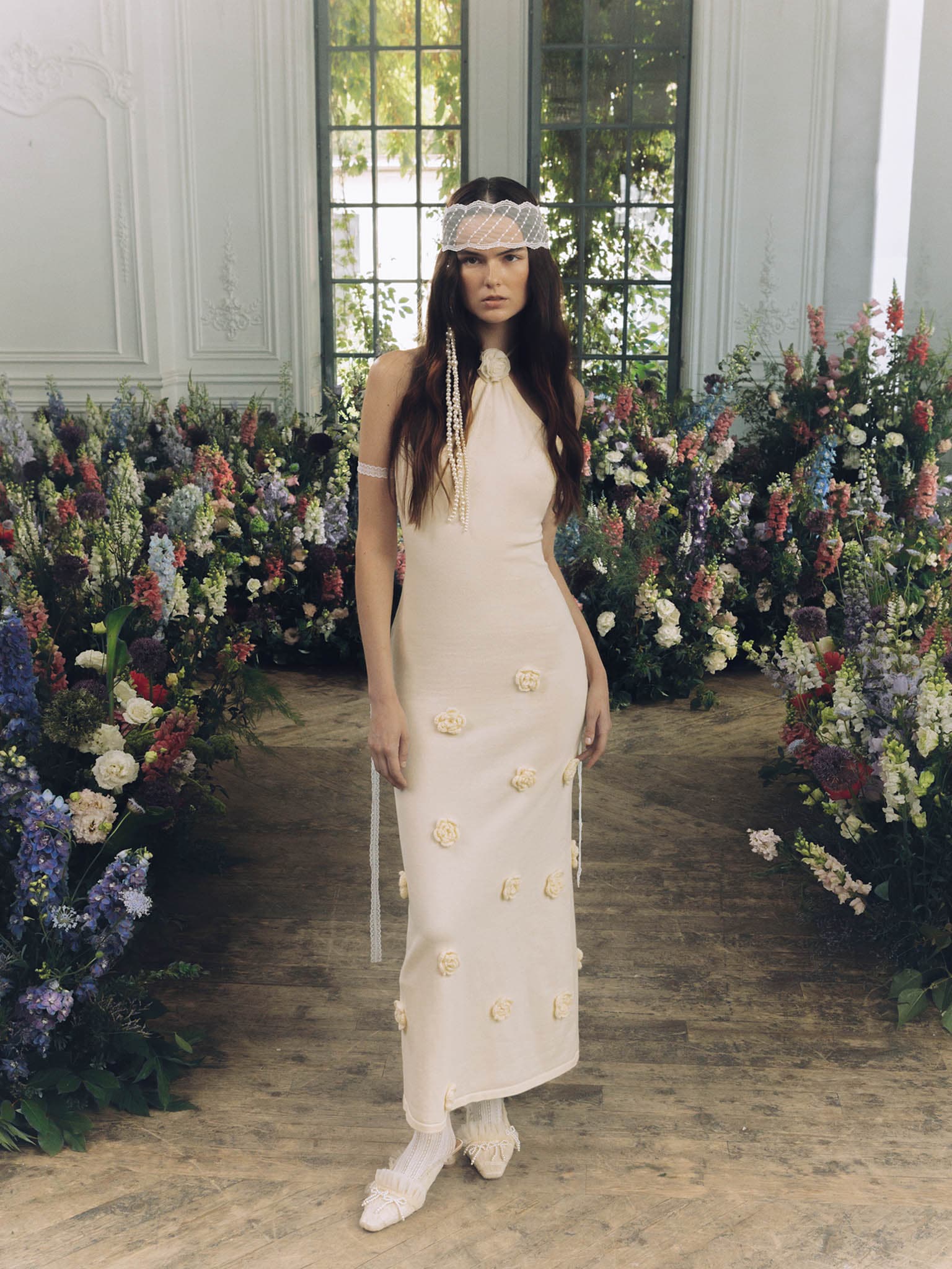 Трикотажное платье макси с вязаными цветами на юбке