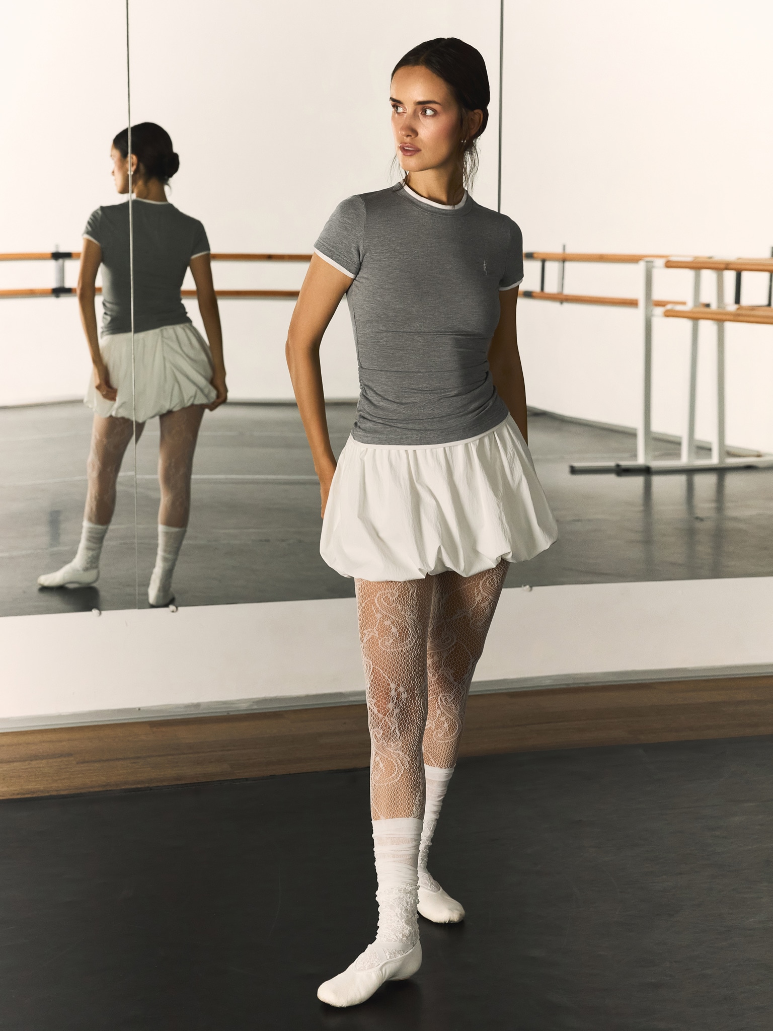 Podwójna koszulka z haftem na piersi