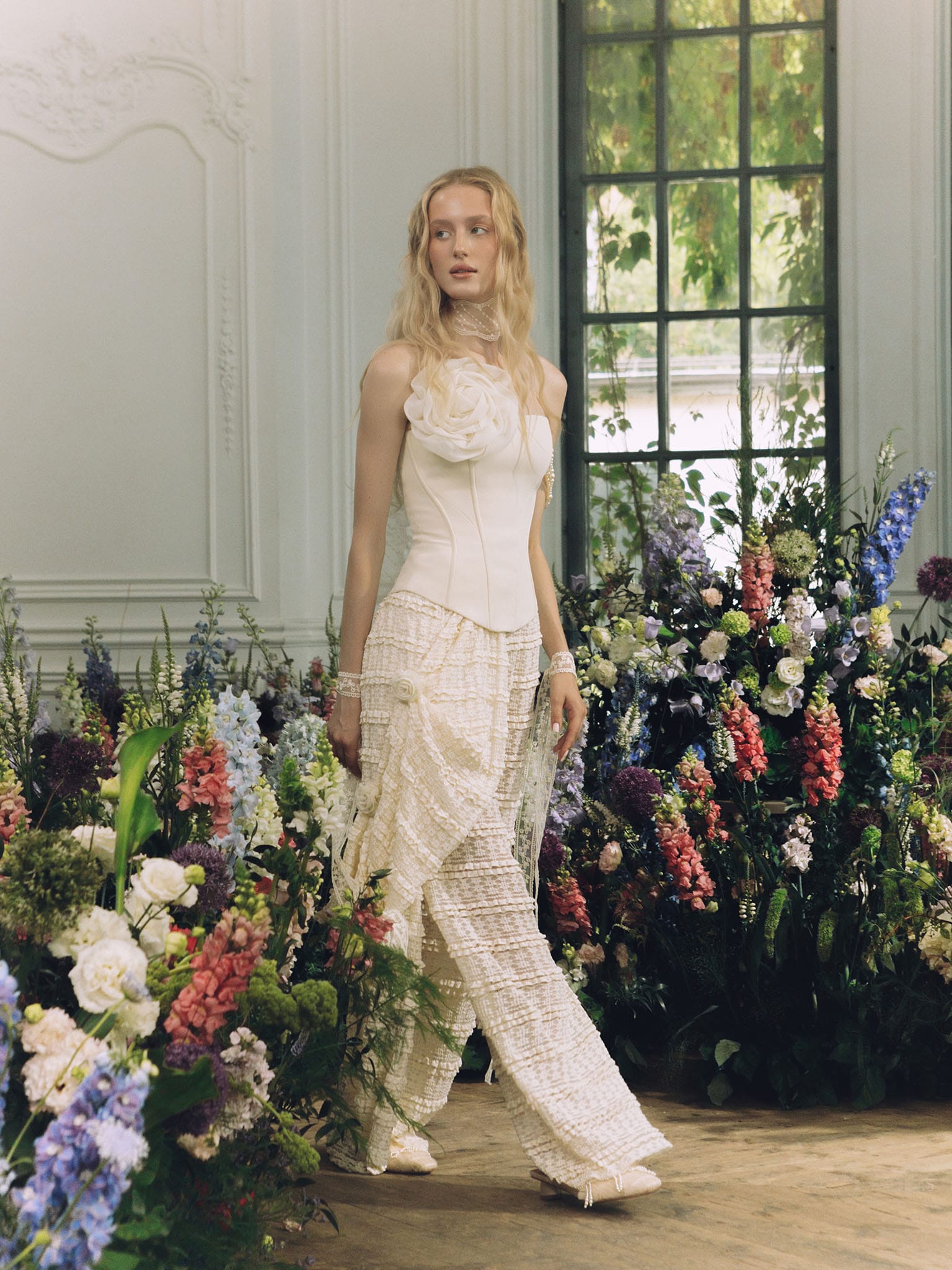 Однотонный корсет с открытыми плечами