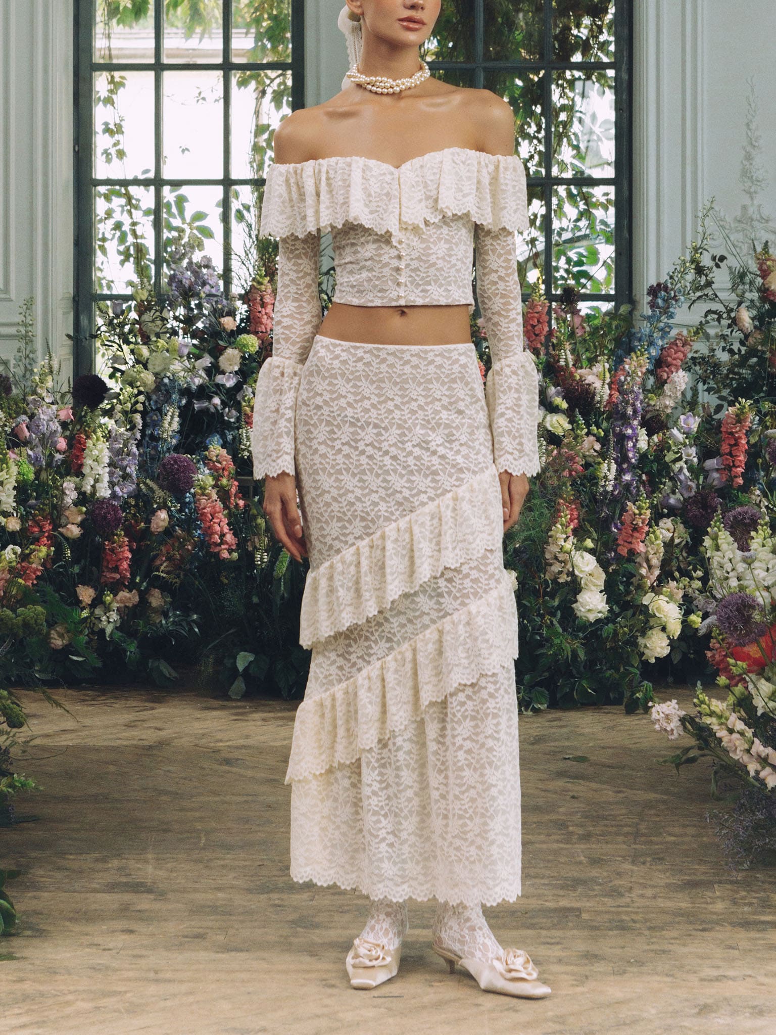 Кружевная блуза с открытыми плечами и воланами на вырезе