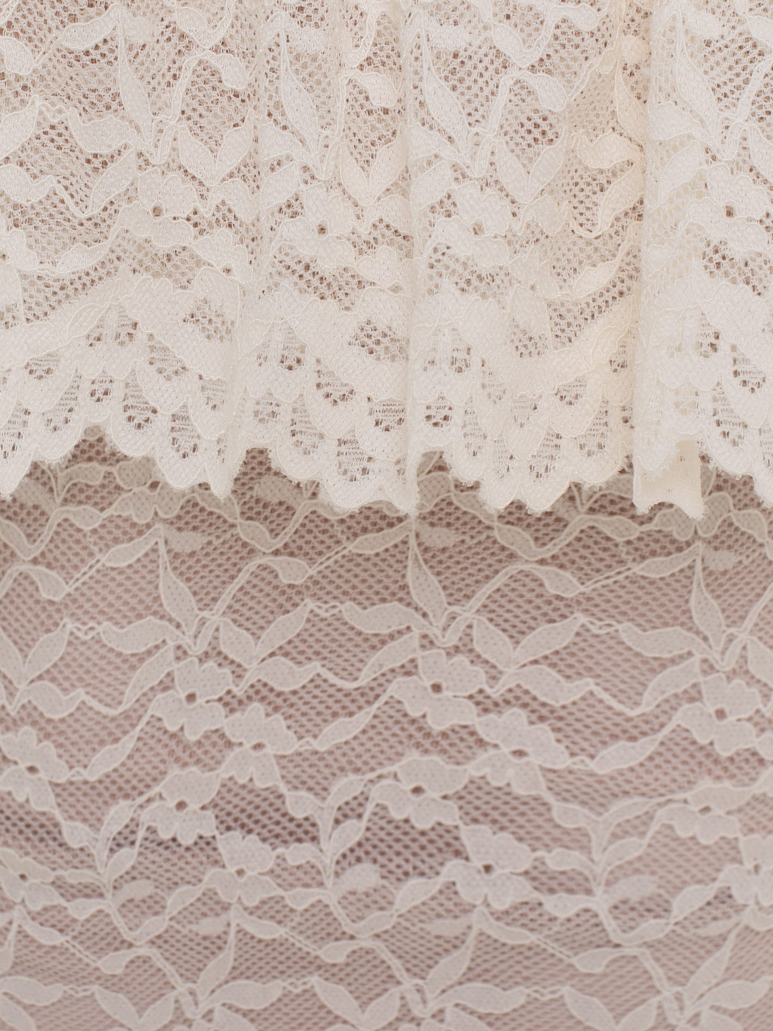 Кружевная блуза с открытыми плечами и воланами на вырезе