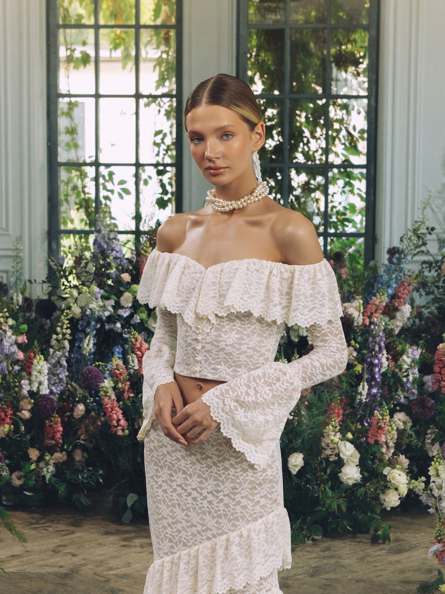 Кружевная блуза с открытыми плечами и воланами на вырезе