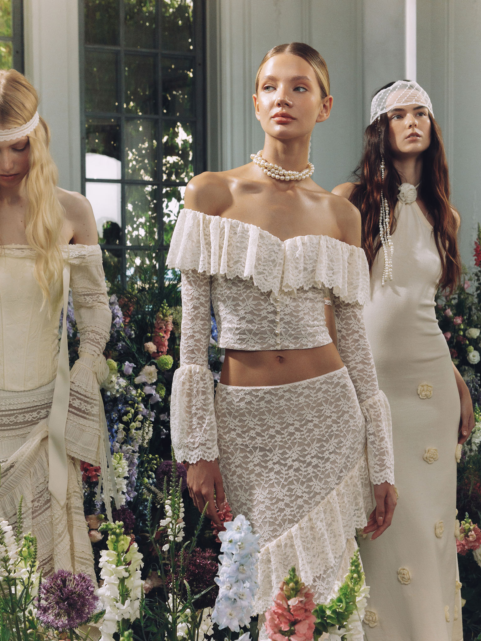 Кружевная блуза с открытыми плечами и воланами на вырезе