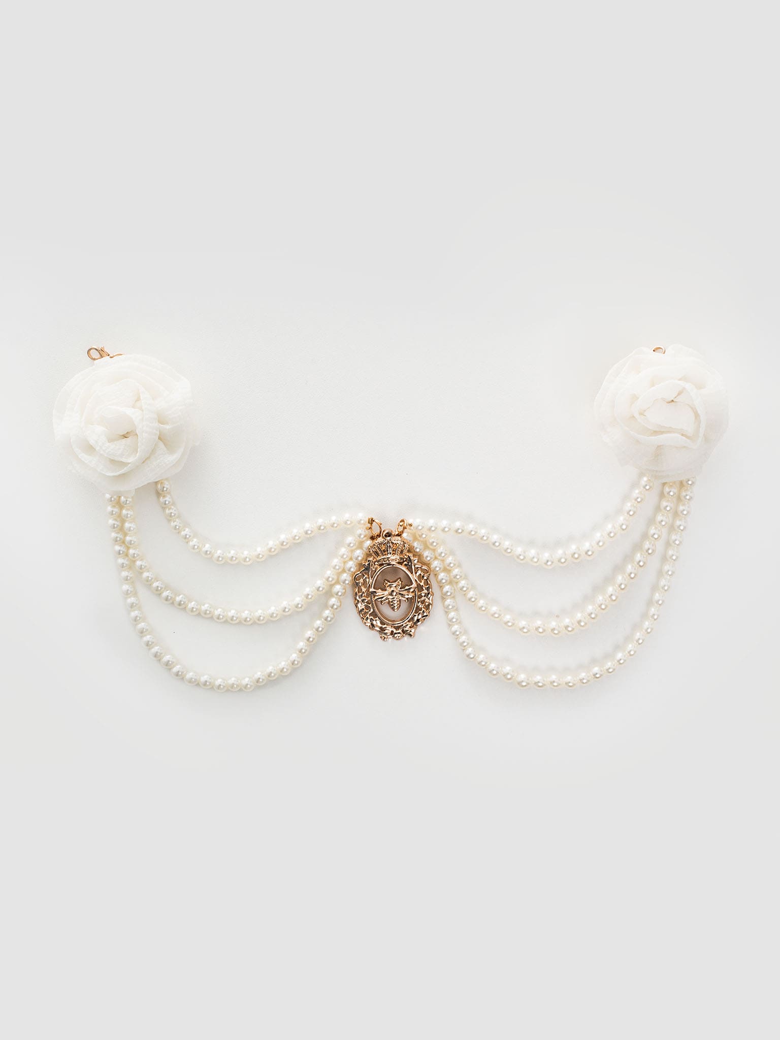 Golden brooch with pearl decor and flowers