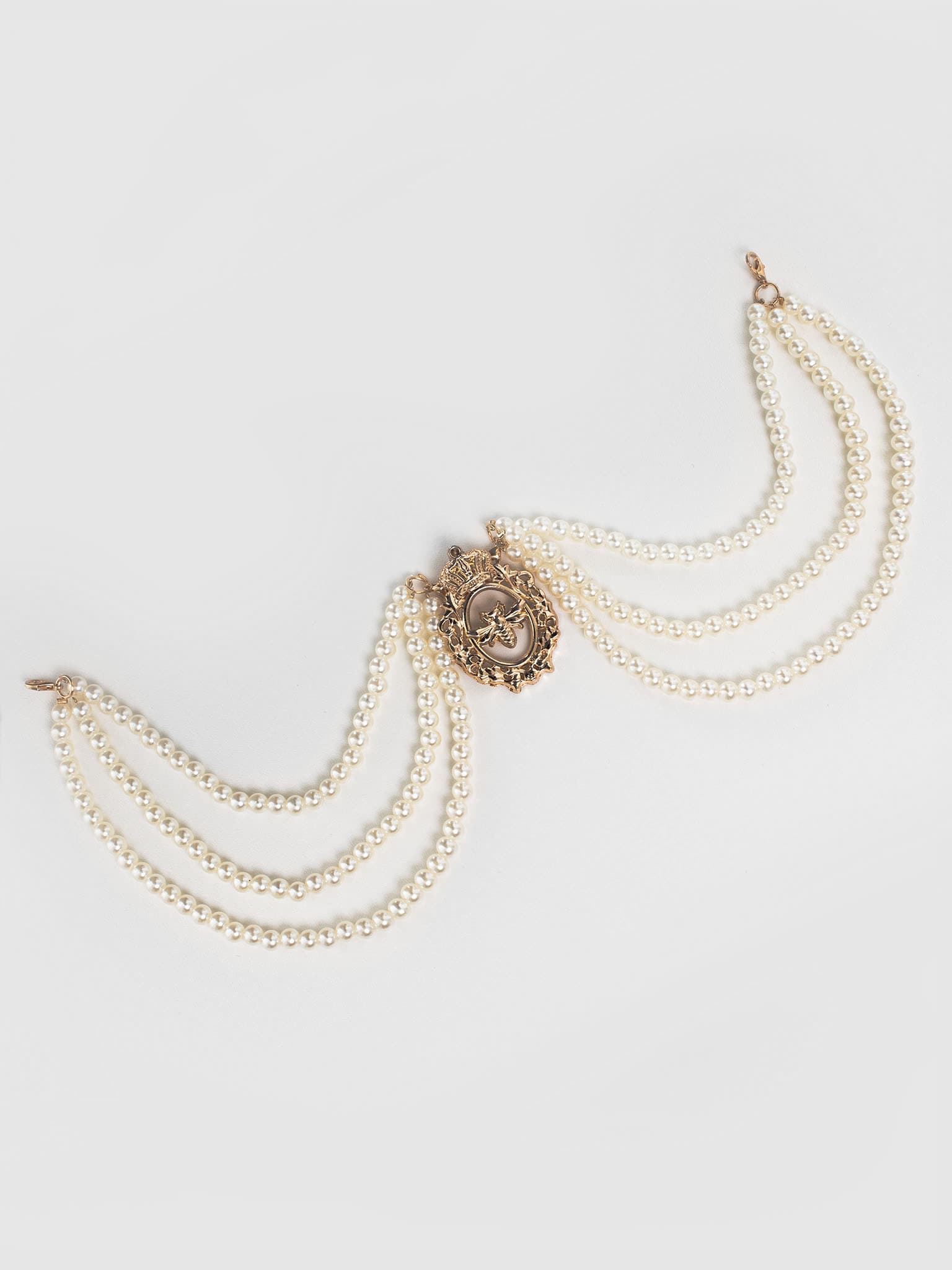 Golden brooch with pearl decor and flowers