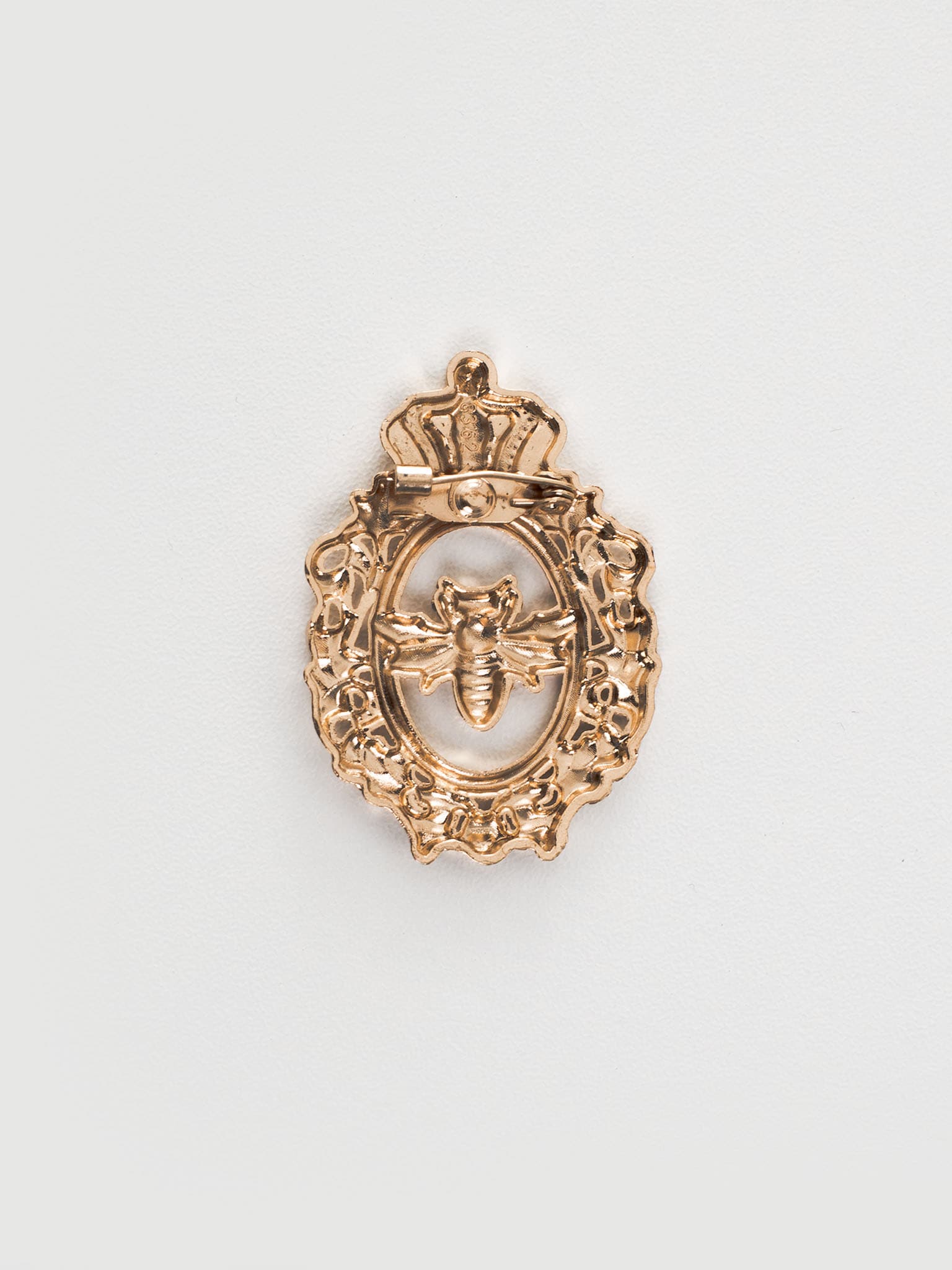 Golden brooch with pearl decor and flowers