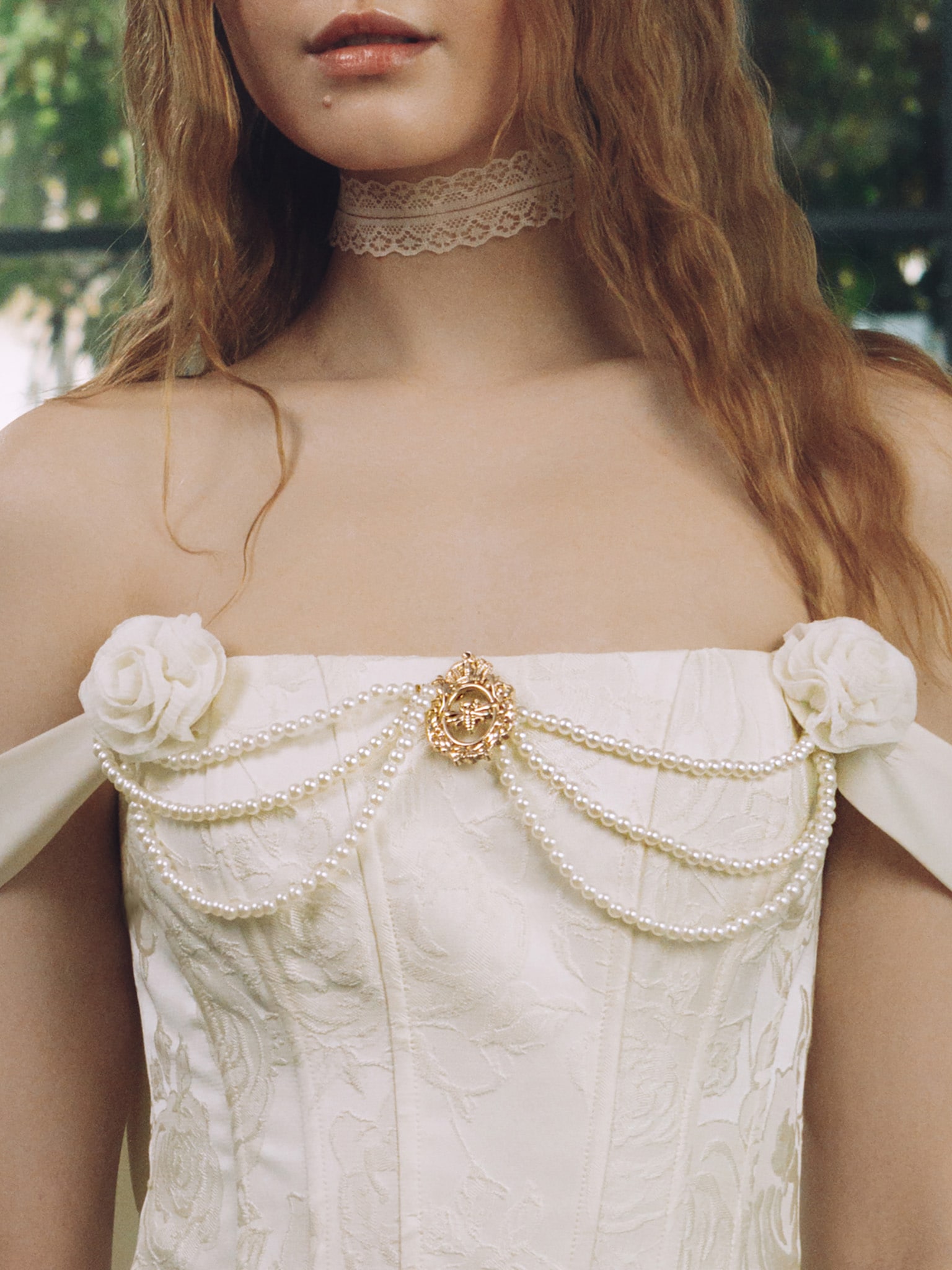 Golden brooch with pearl decor and flowers