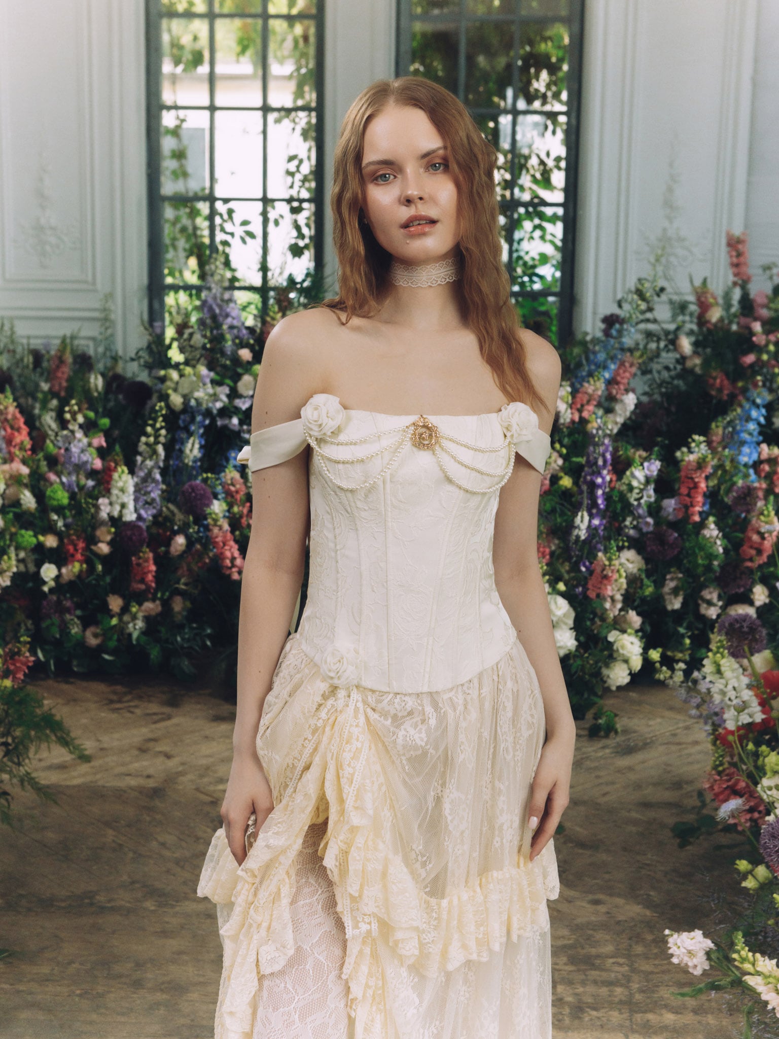 Golden brooch with pearl decor and flowers